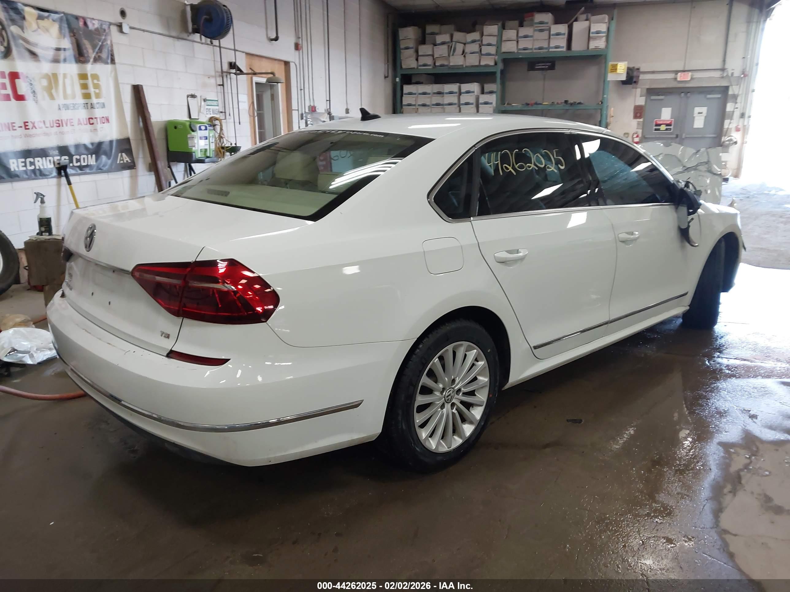 VOLKSWAGEN PASSAT image 4