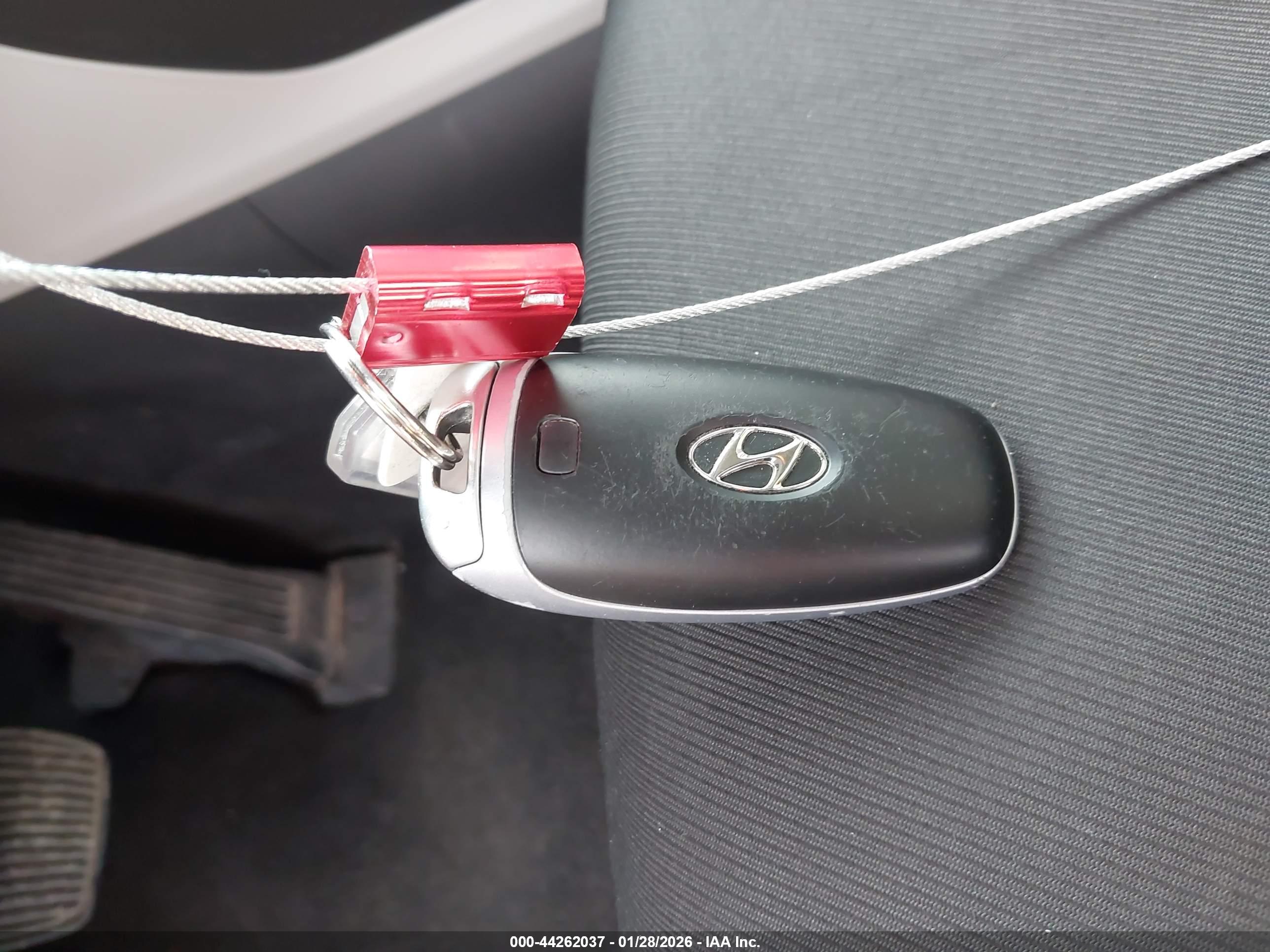 HYUNDAI TUCSON image 11