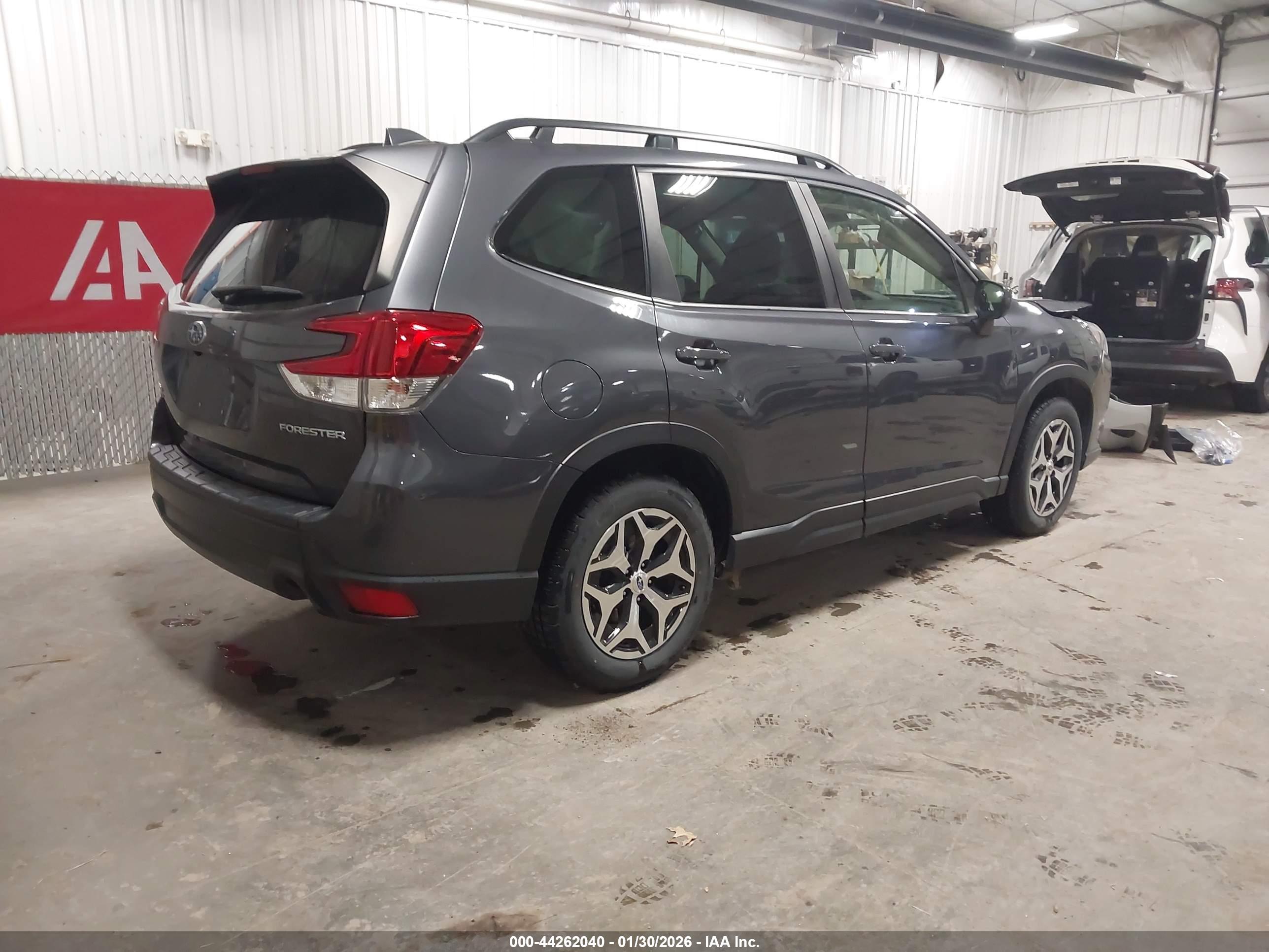 SUBARU FORESTER image 4
