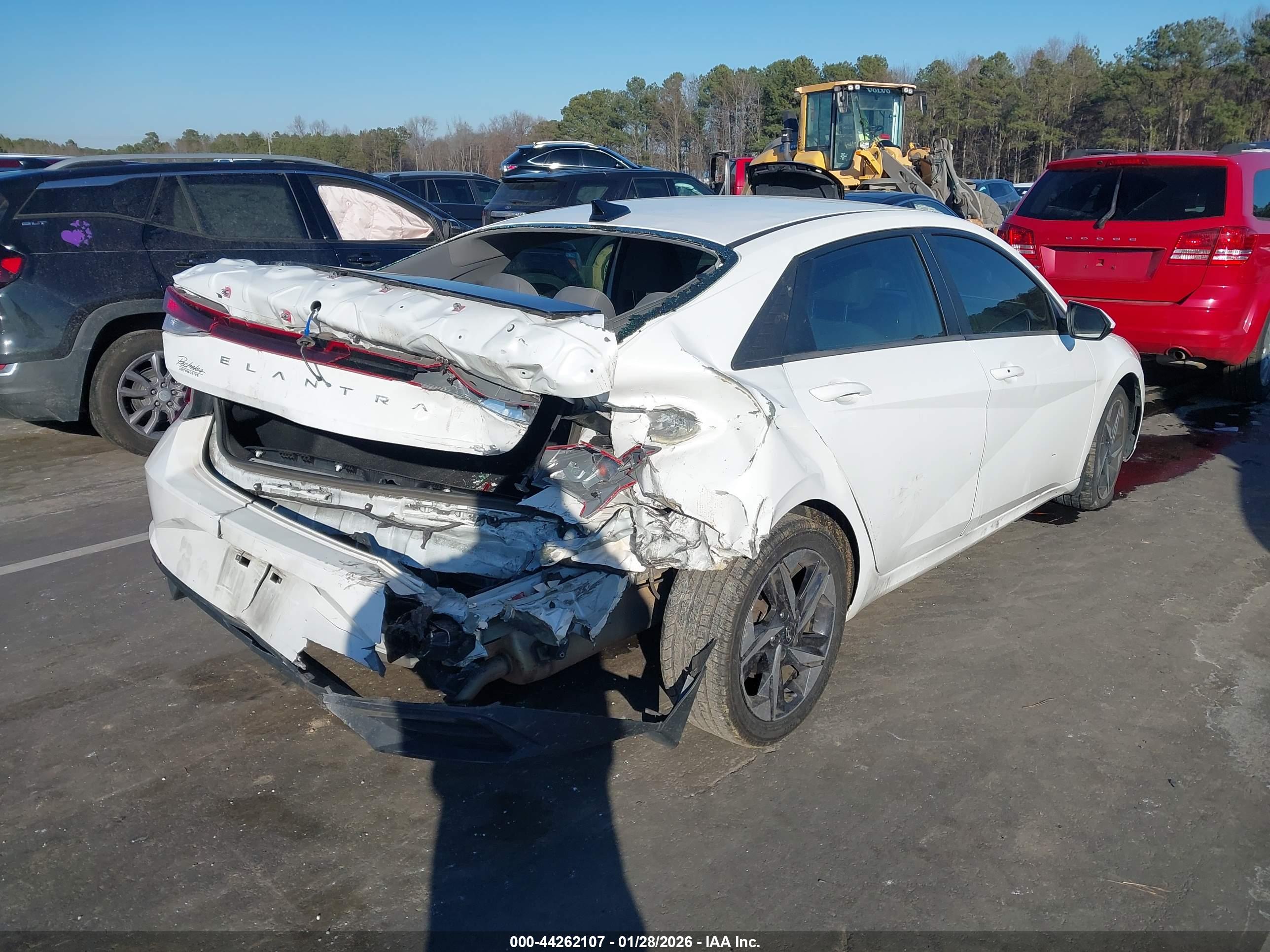 HYUNDAI ELANTRA image 4