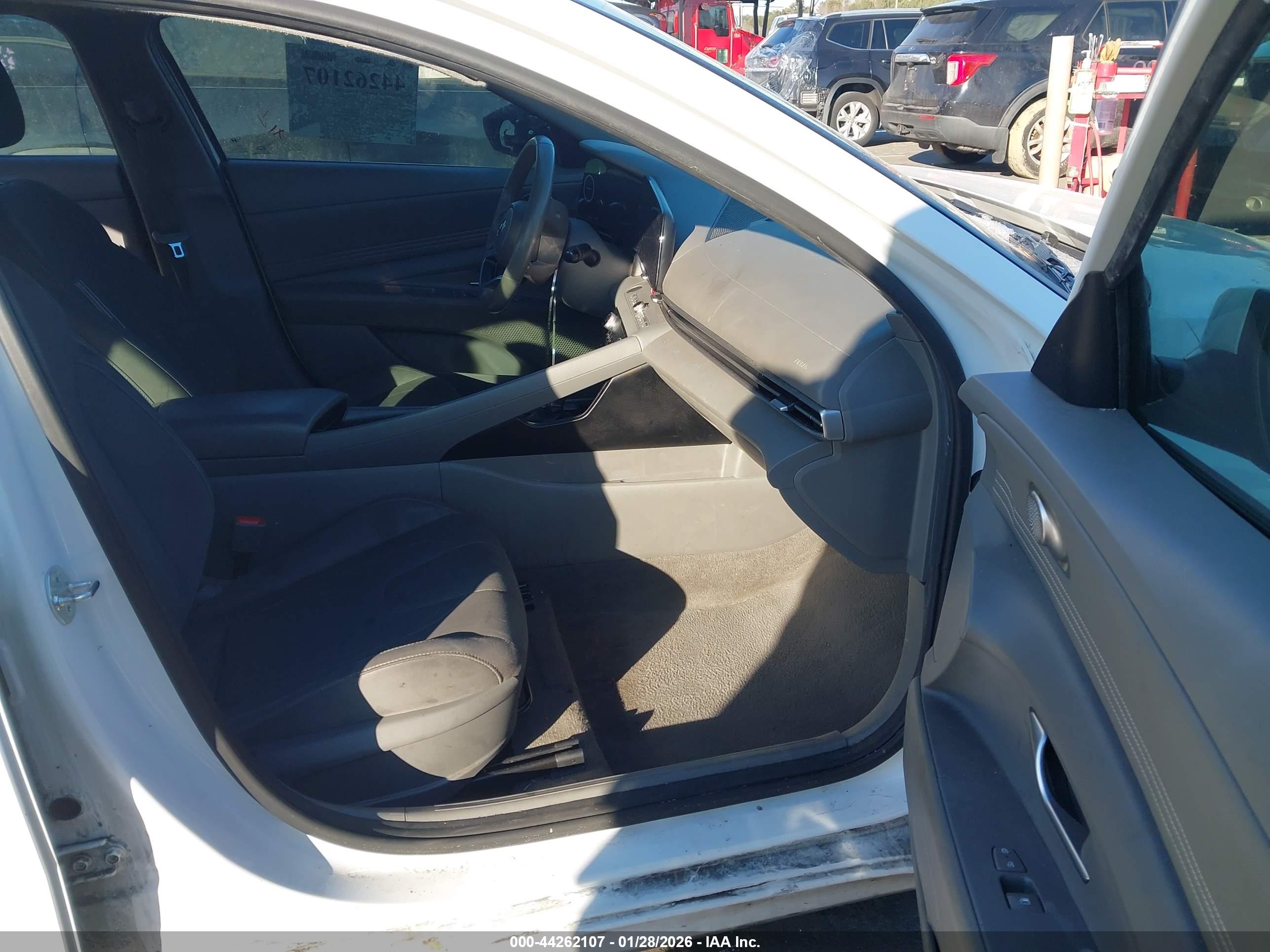 HYUNDAI ELANTRA image 5