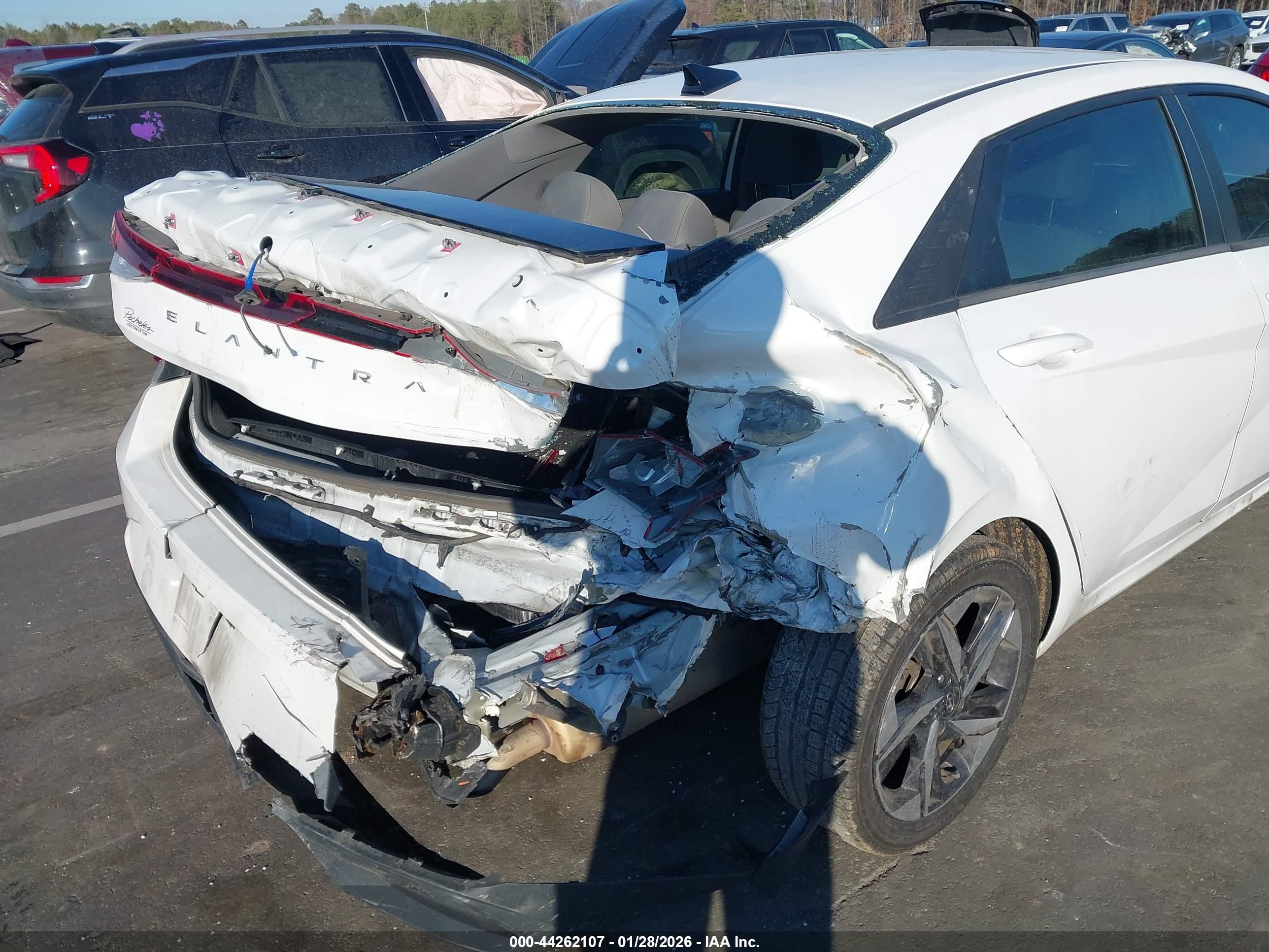 HYUNDAI ELANTRA image 6