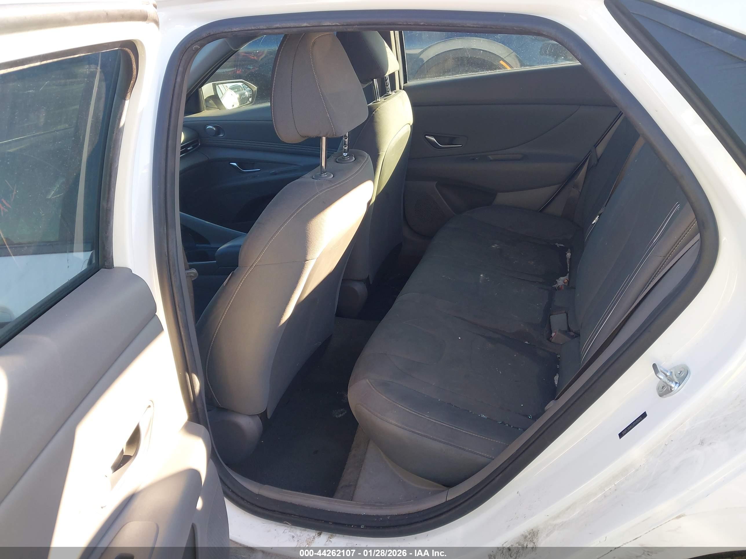 HYUNDAI ELANTRA image 8