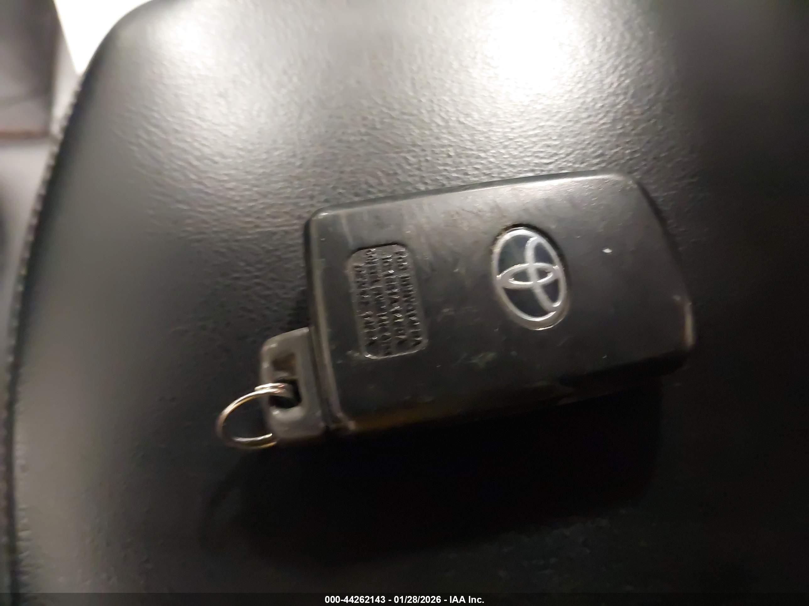 TOYOTA AVALON image 11