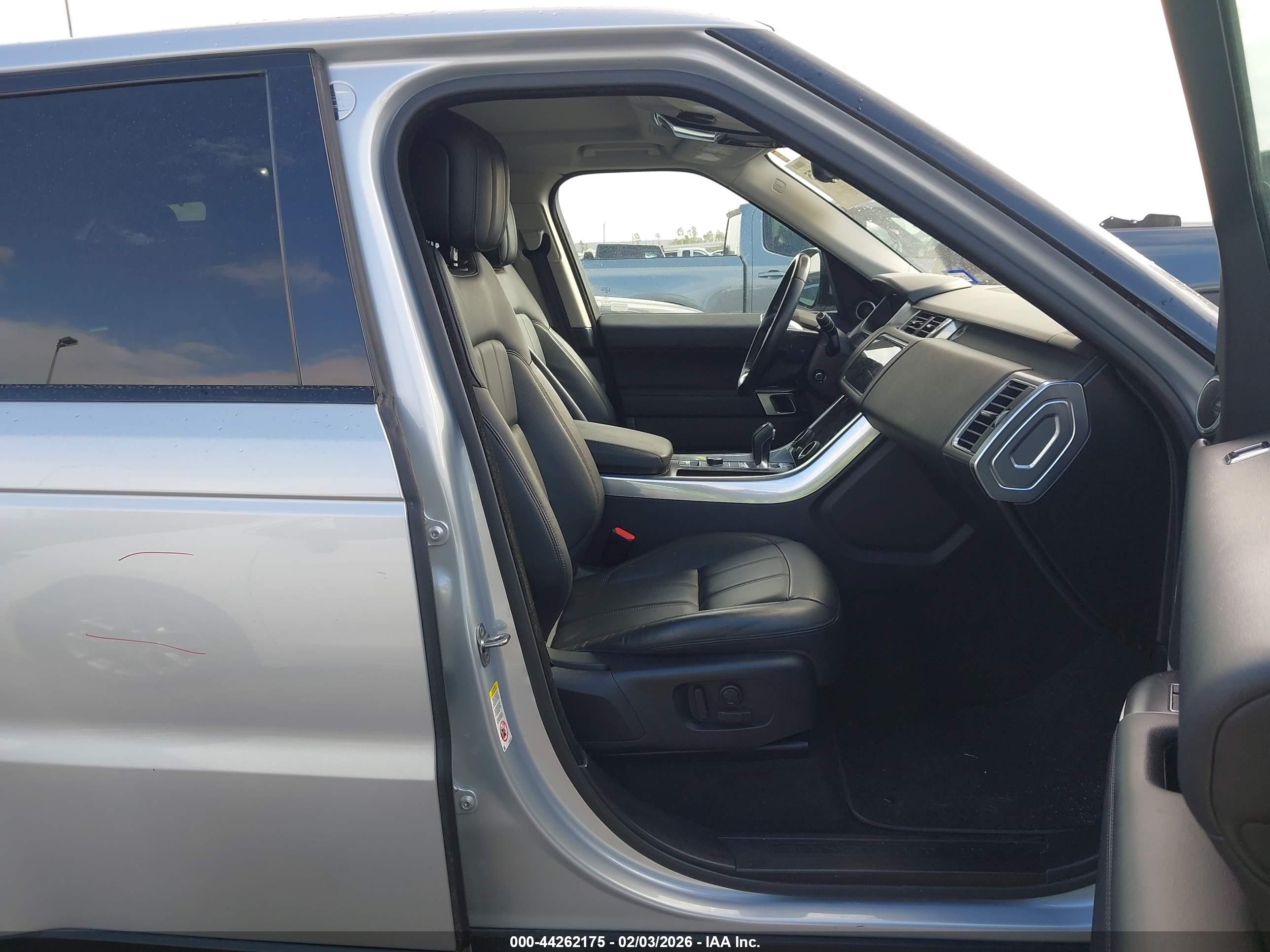 LAND ROVER image 5