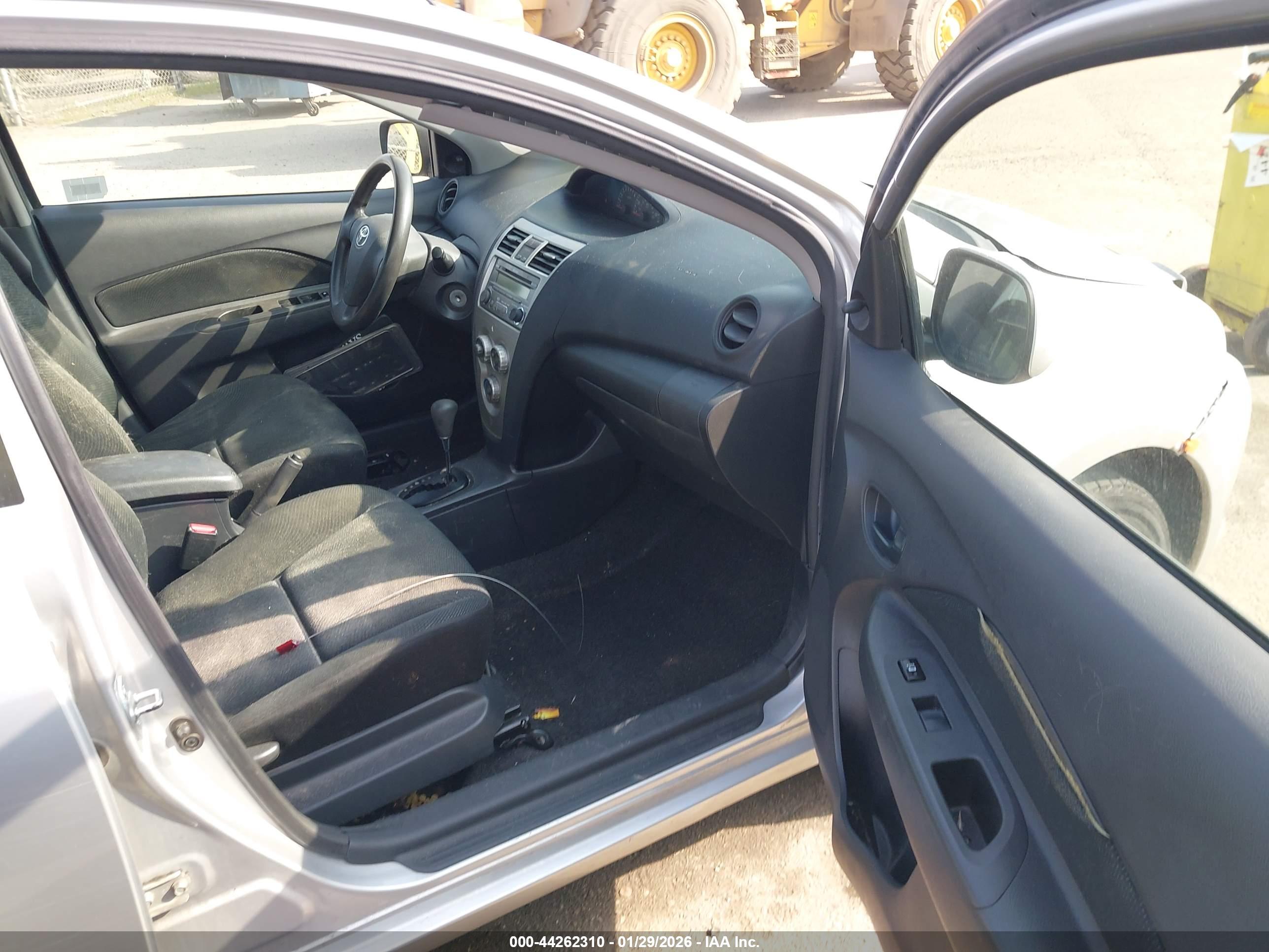 TOYOTA YARIS image 5