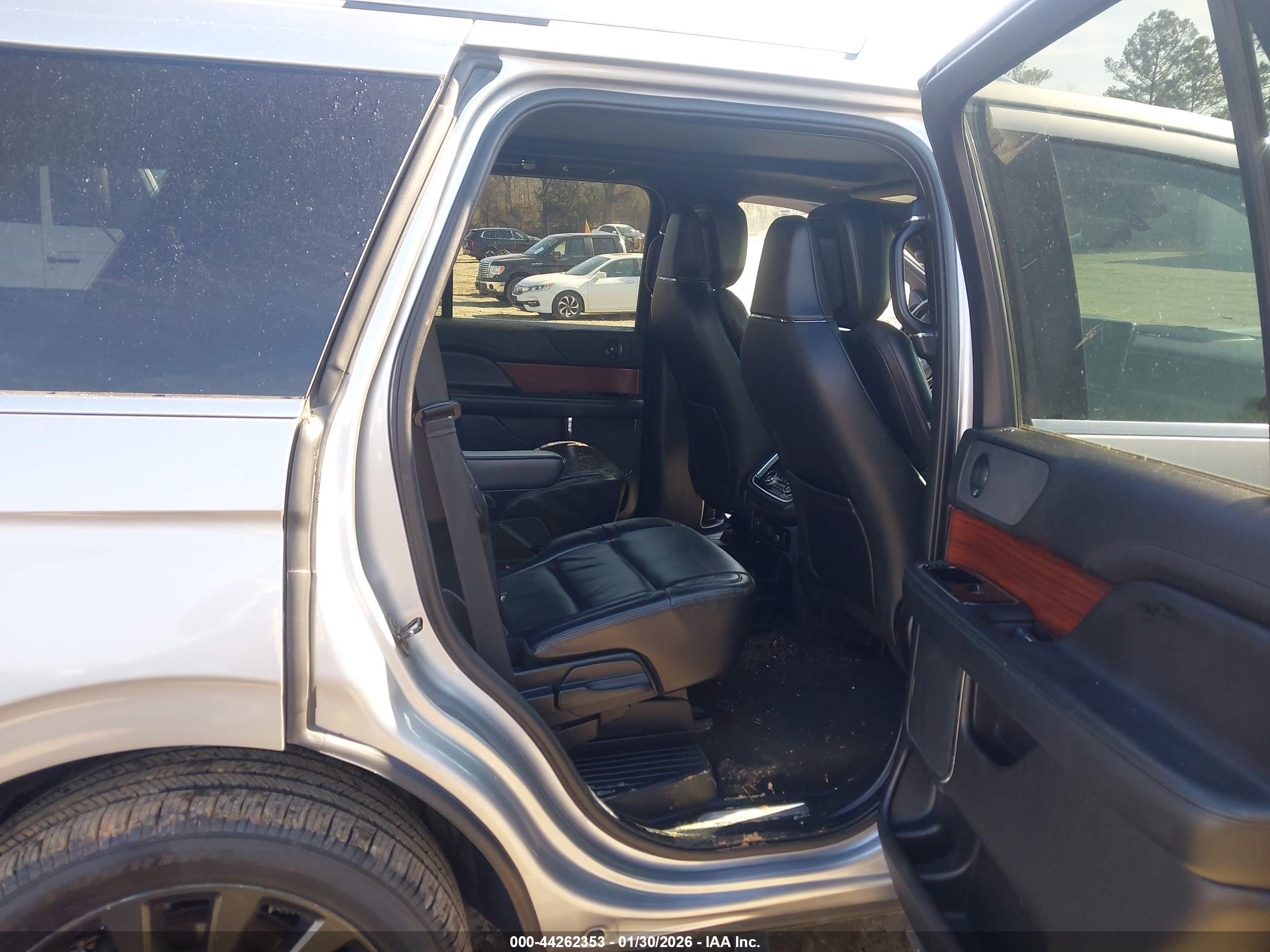 LINCOLN NAVIGATOR image 8