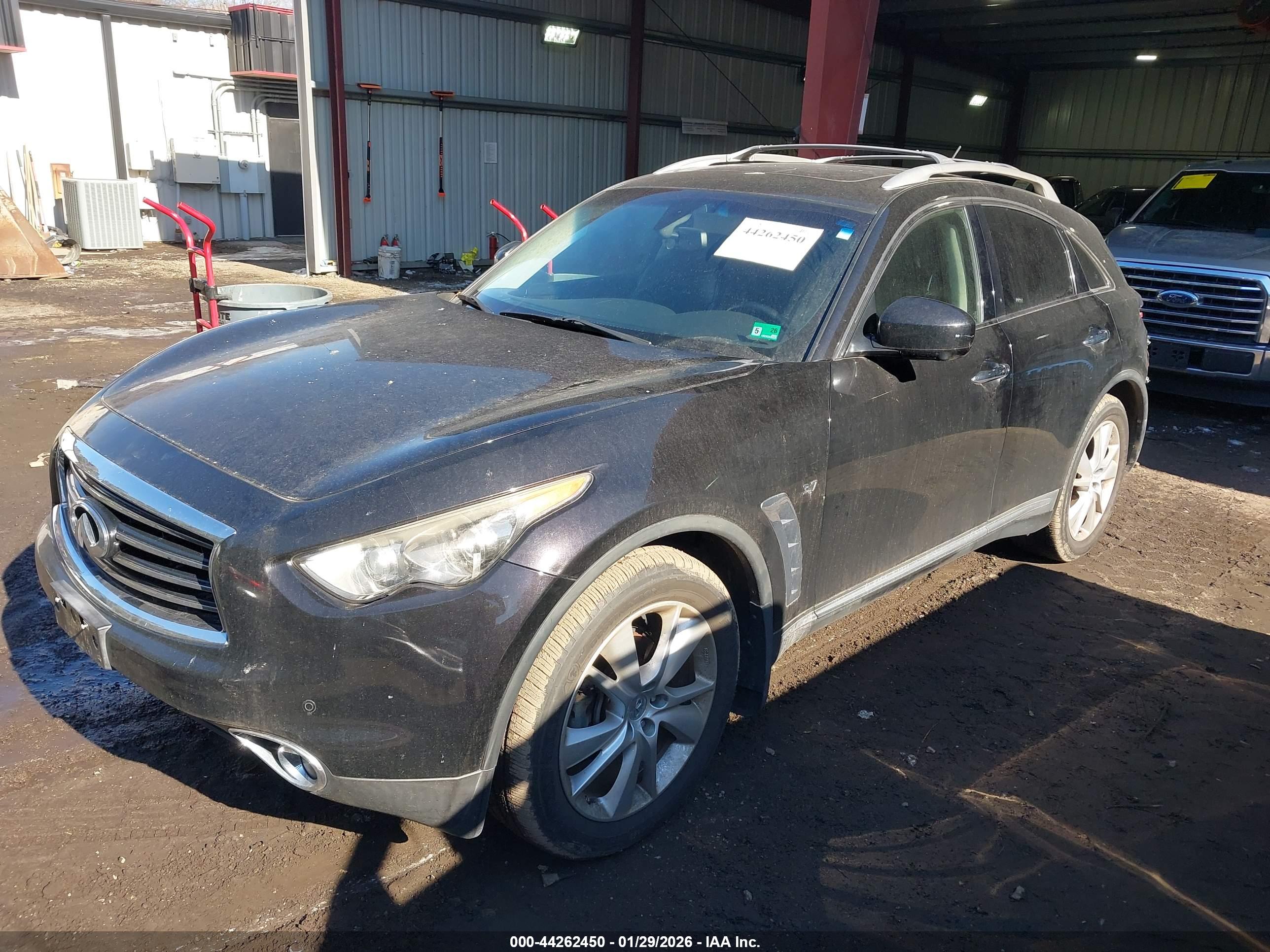 INFINITI QX70 image 2