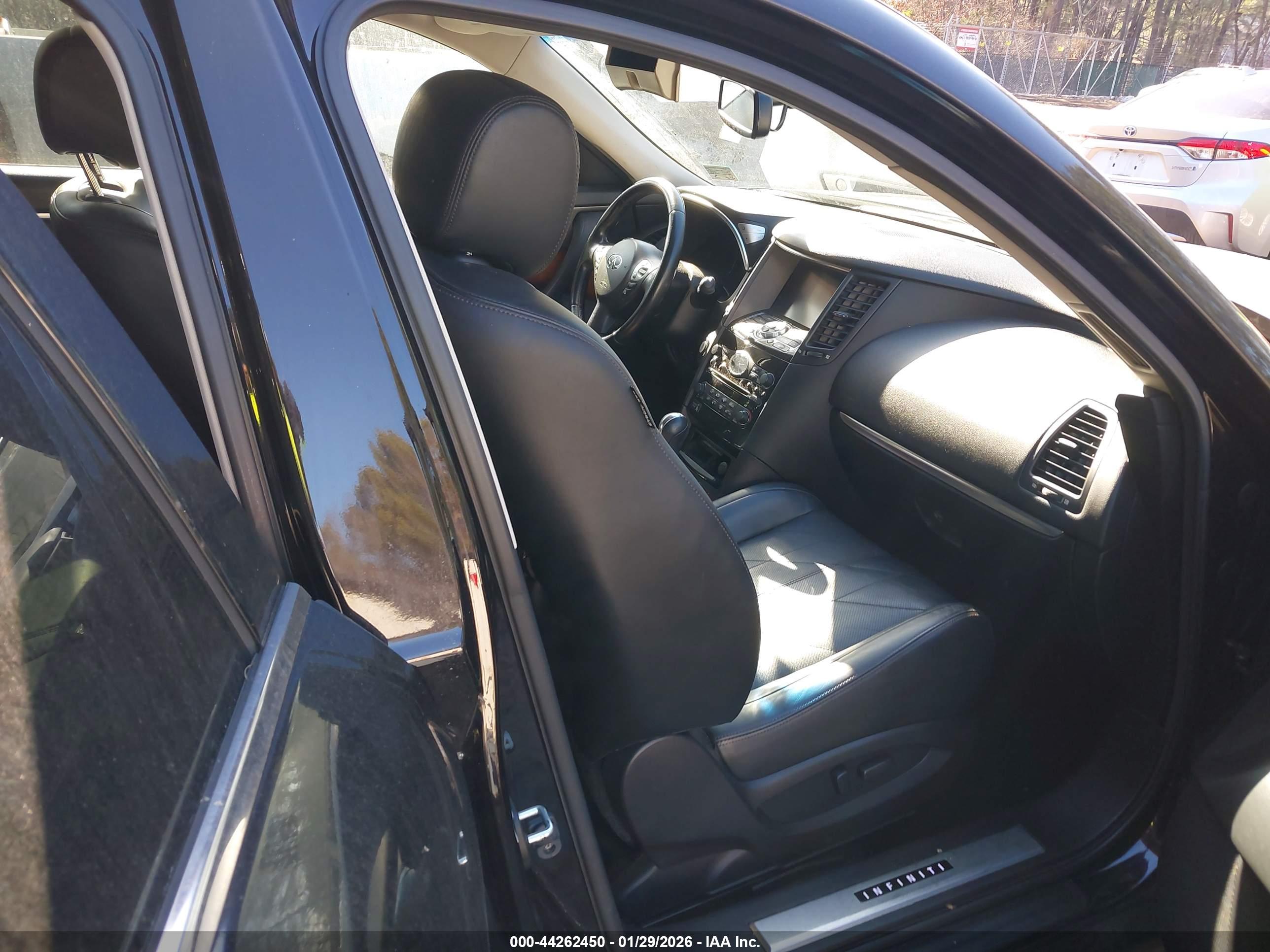 INFINITI QX70 image 5
