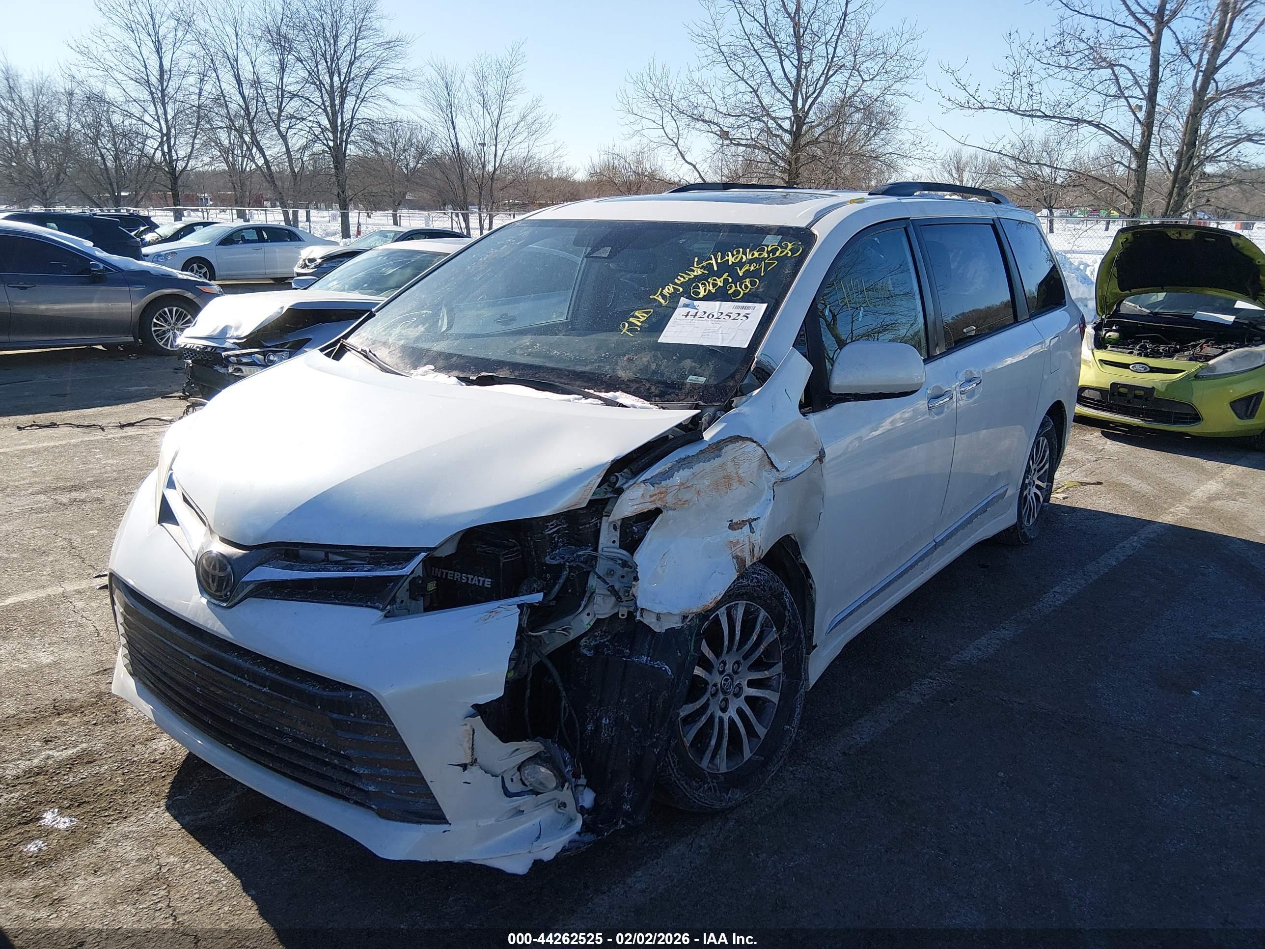 TOYOTA SIENNA image 2