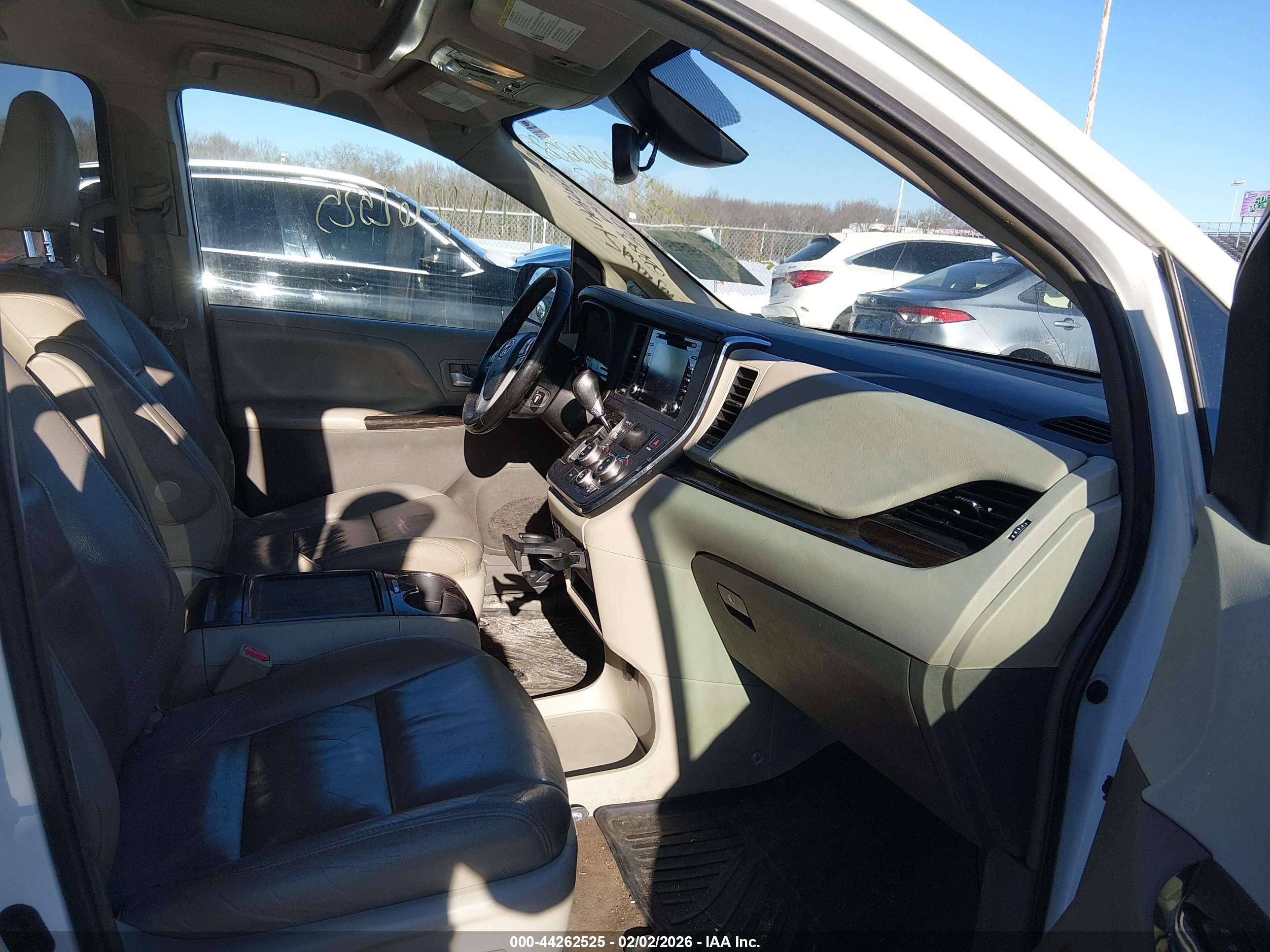TOYOTA SIENNA image 5