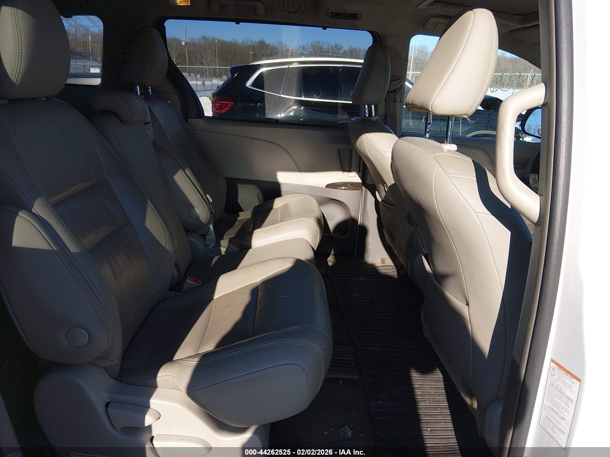 TOYOTA SIENNA image 8
