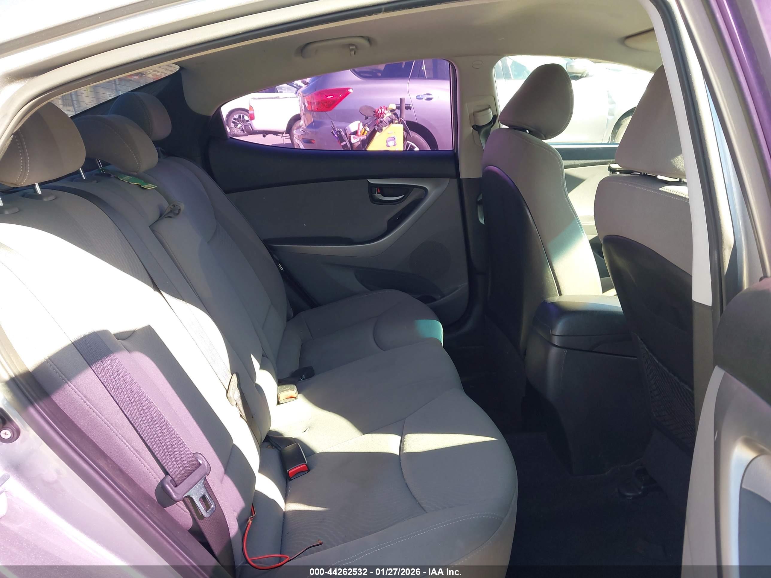 HYUNDAI ELANTRA image 8