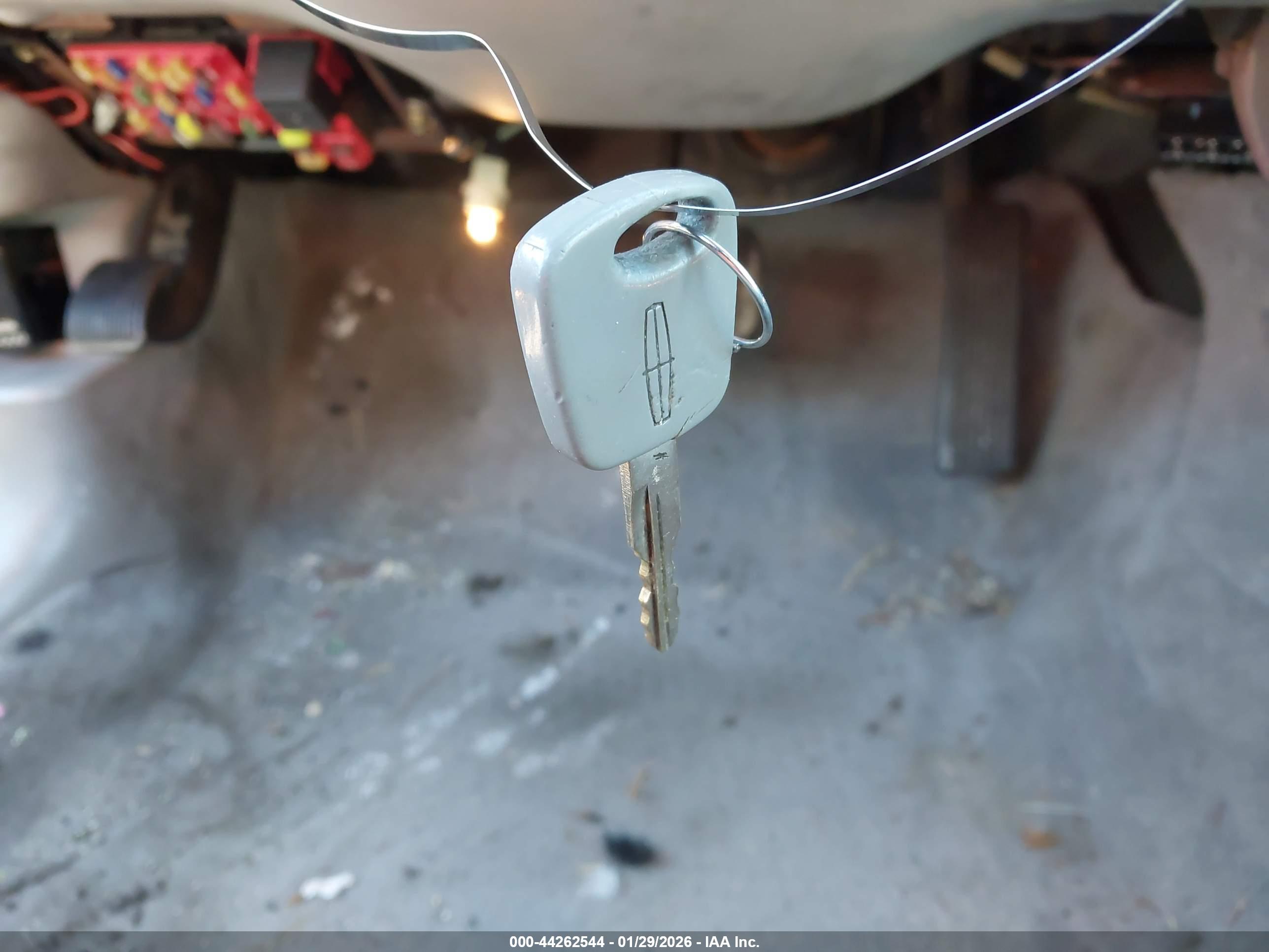 LINCOLN TOWN image 11