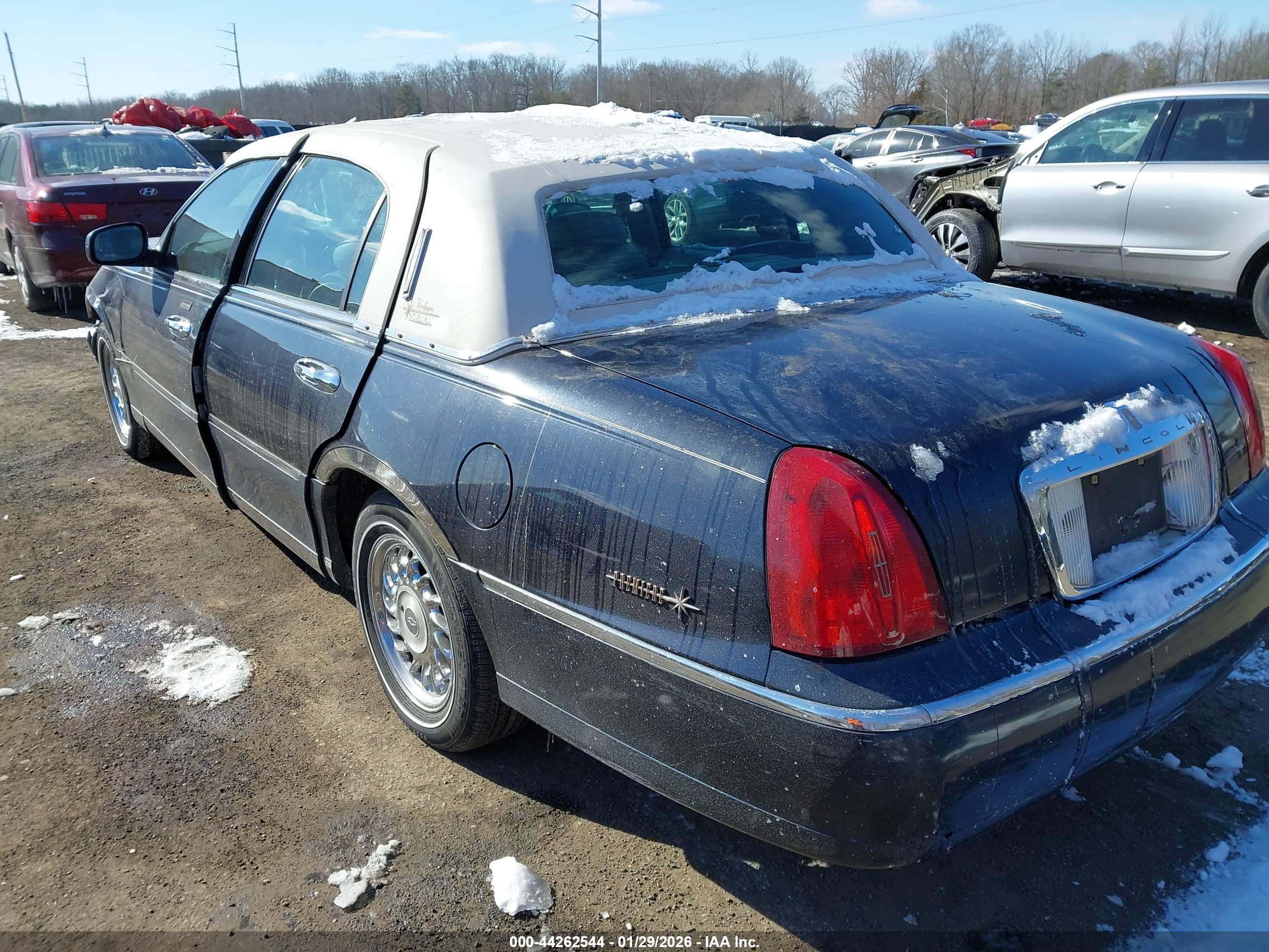 LINCOLN TOWN image 3