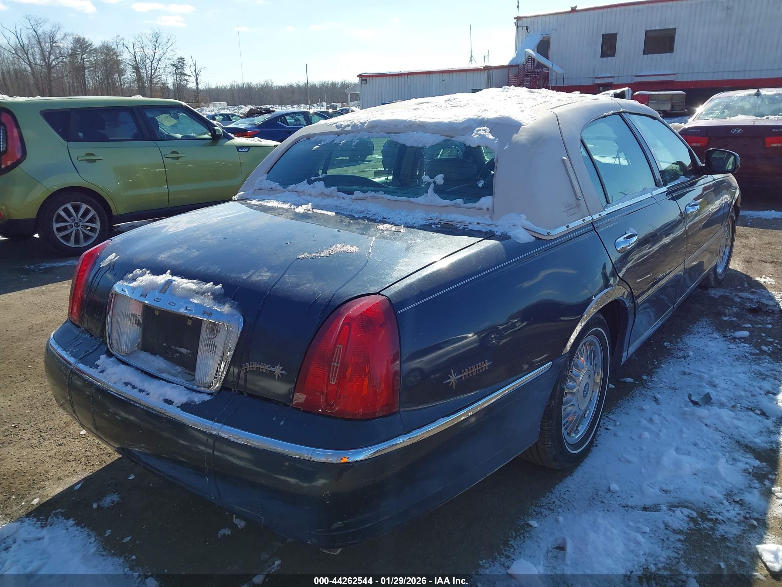 LINCOLN TOWN image 4