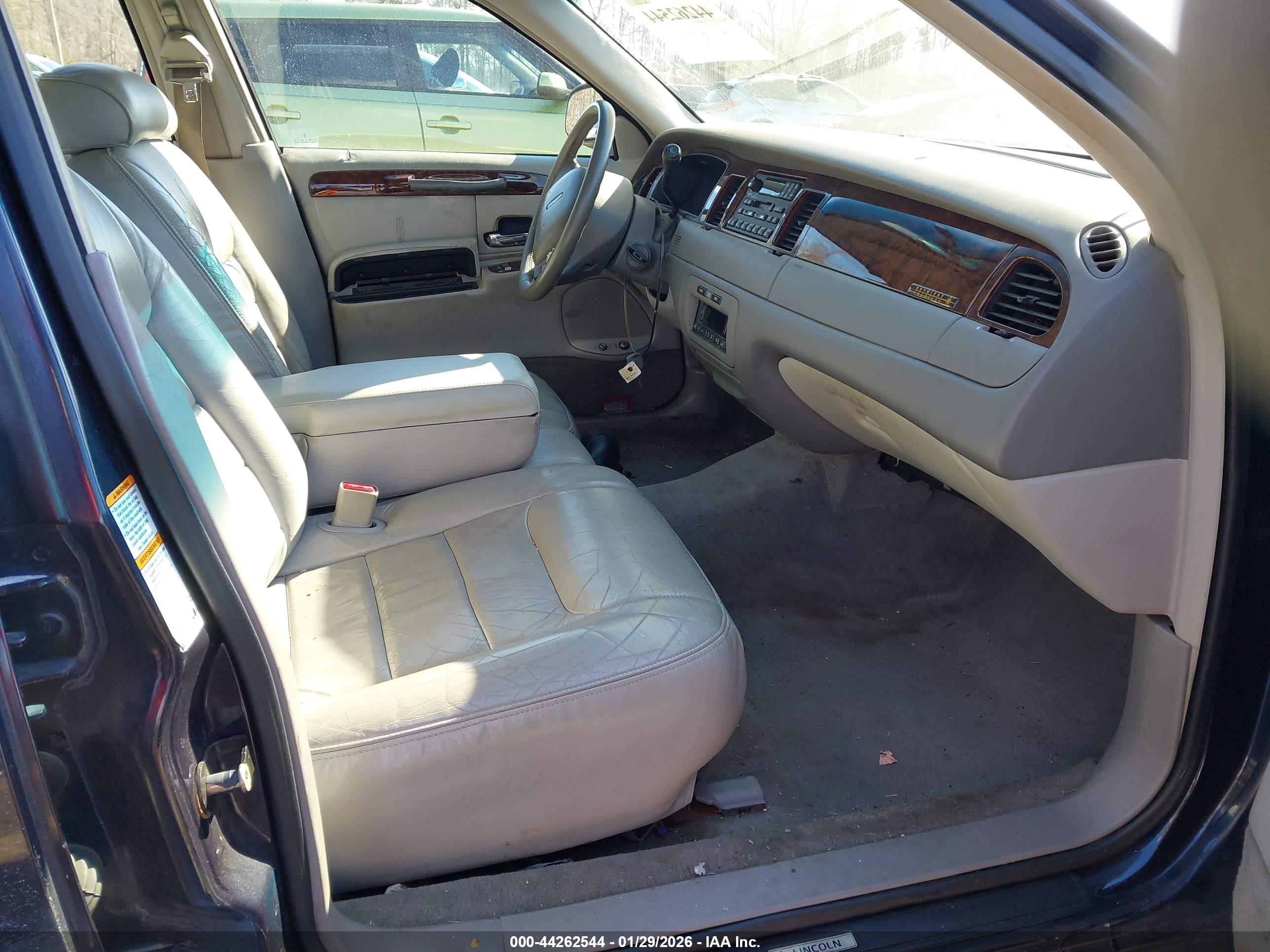 LINCOLN TOWN image 5