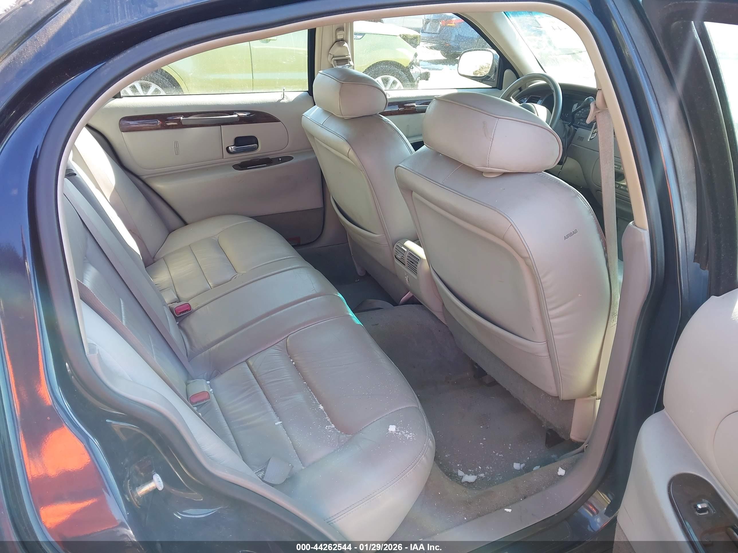 LINCOLN TOWN image 8