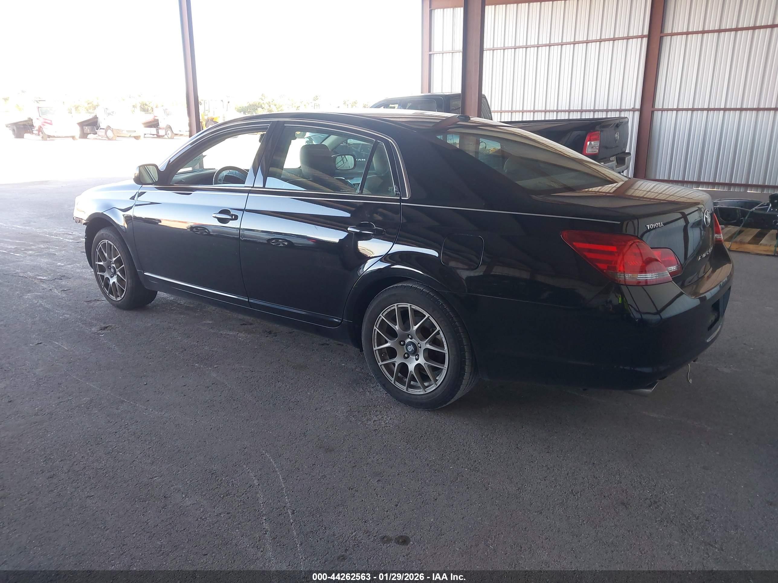 TOYOTA AVALON image 3