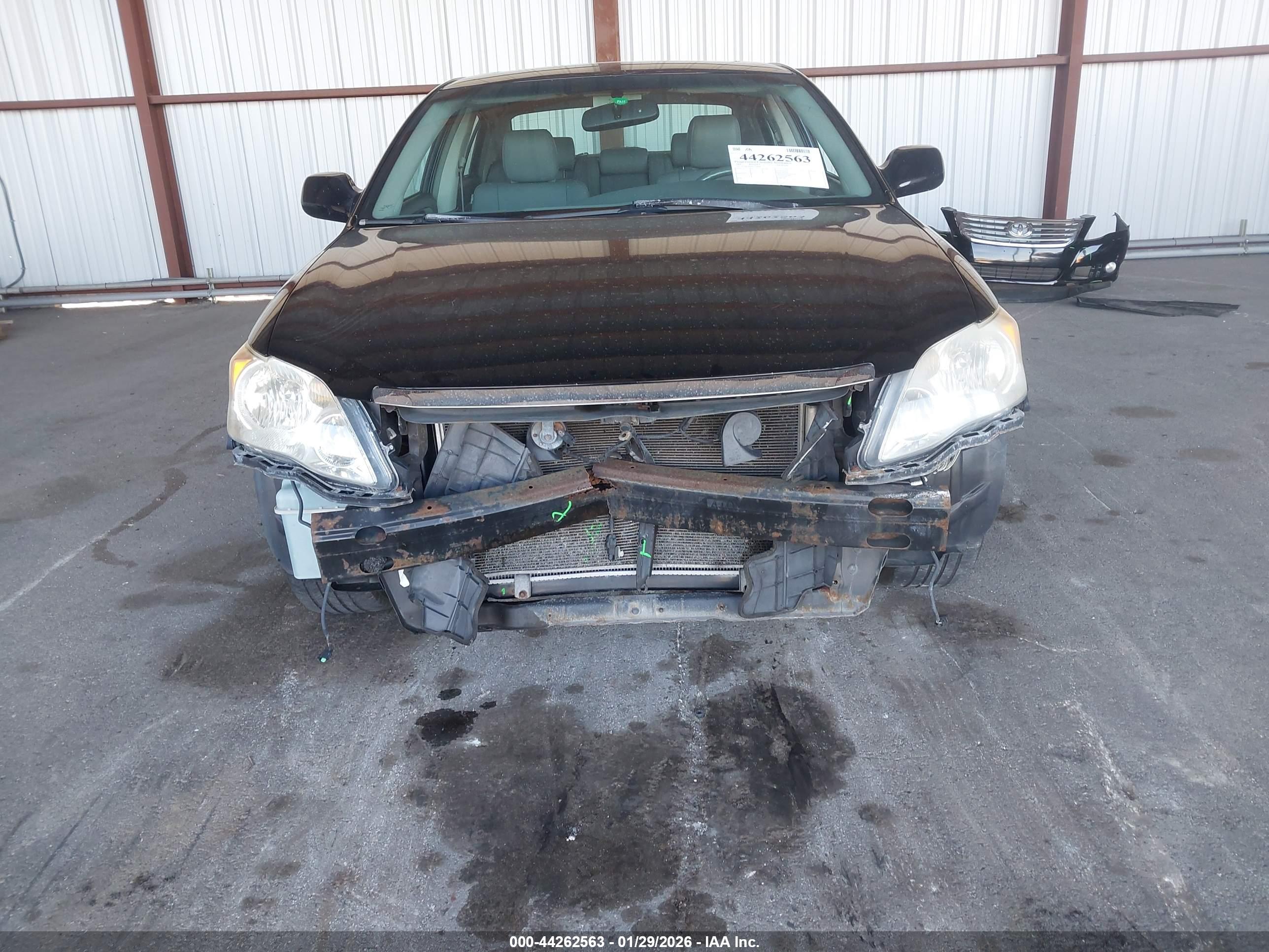 TOYOTA AVALON image 6