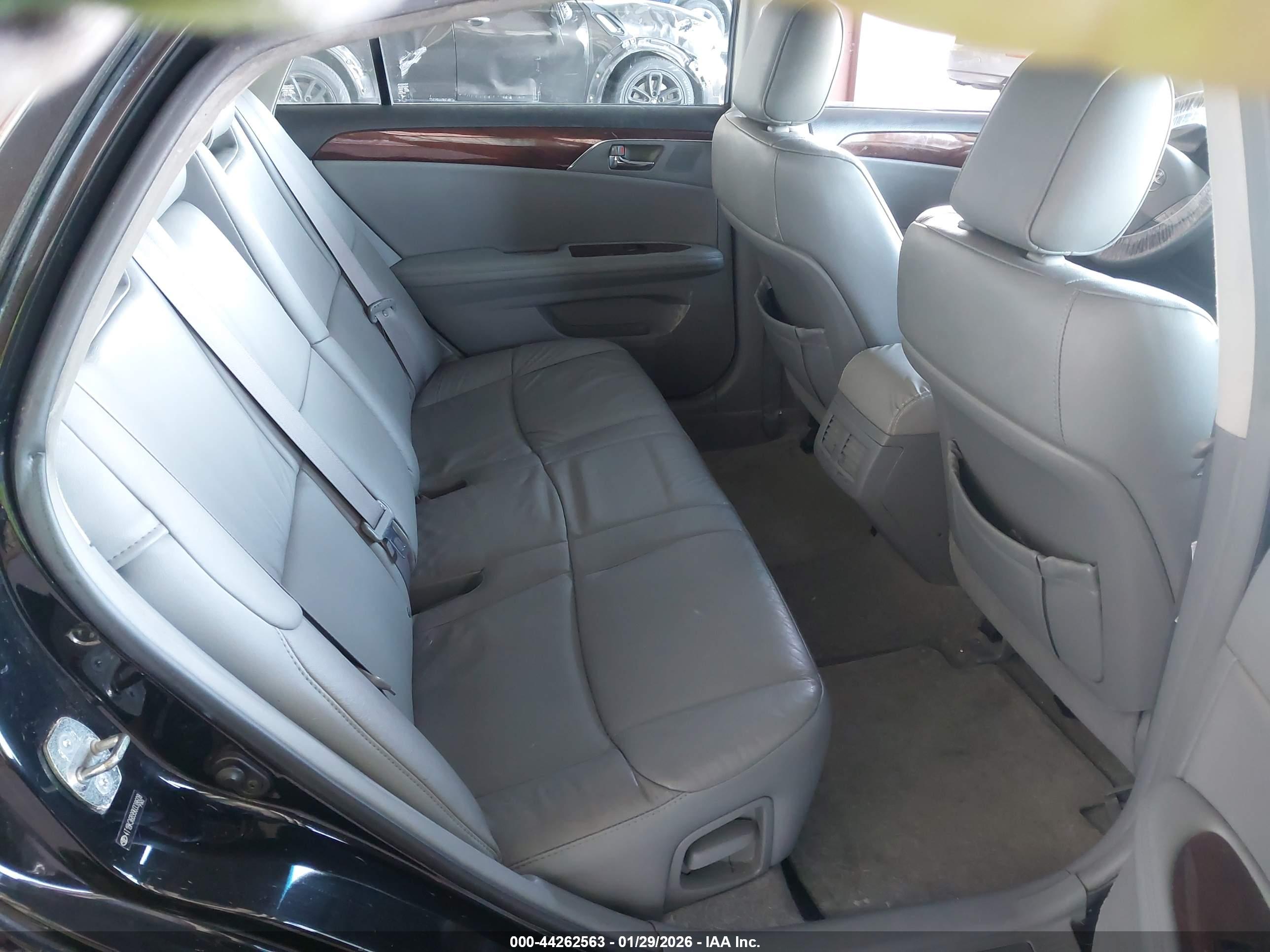 TOYOTA AVALON image 8