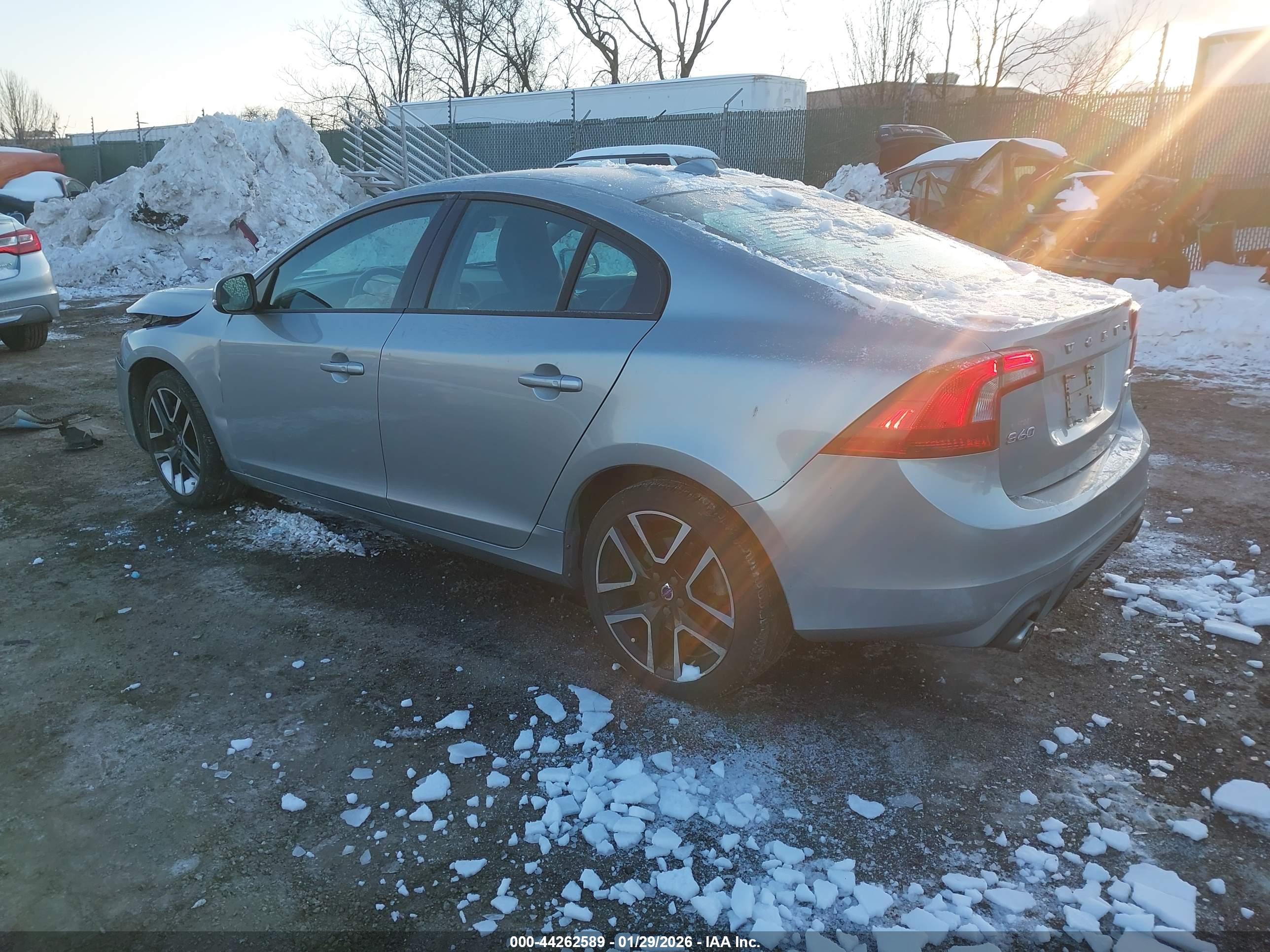 VOLVO S60 image 3