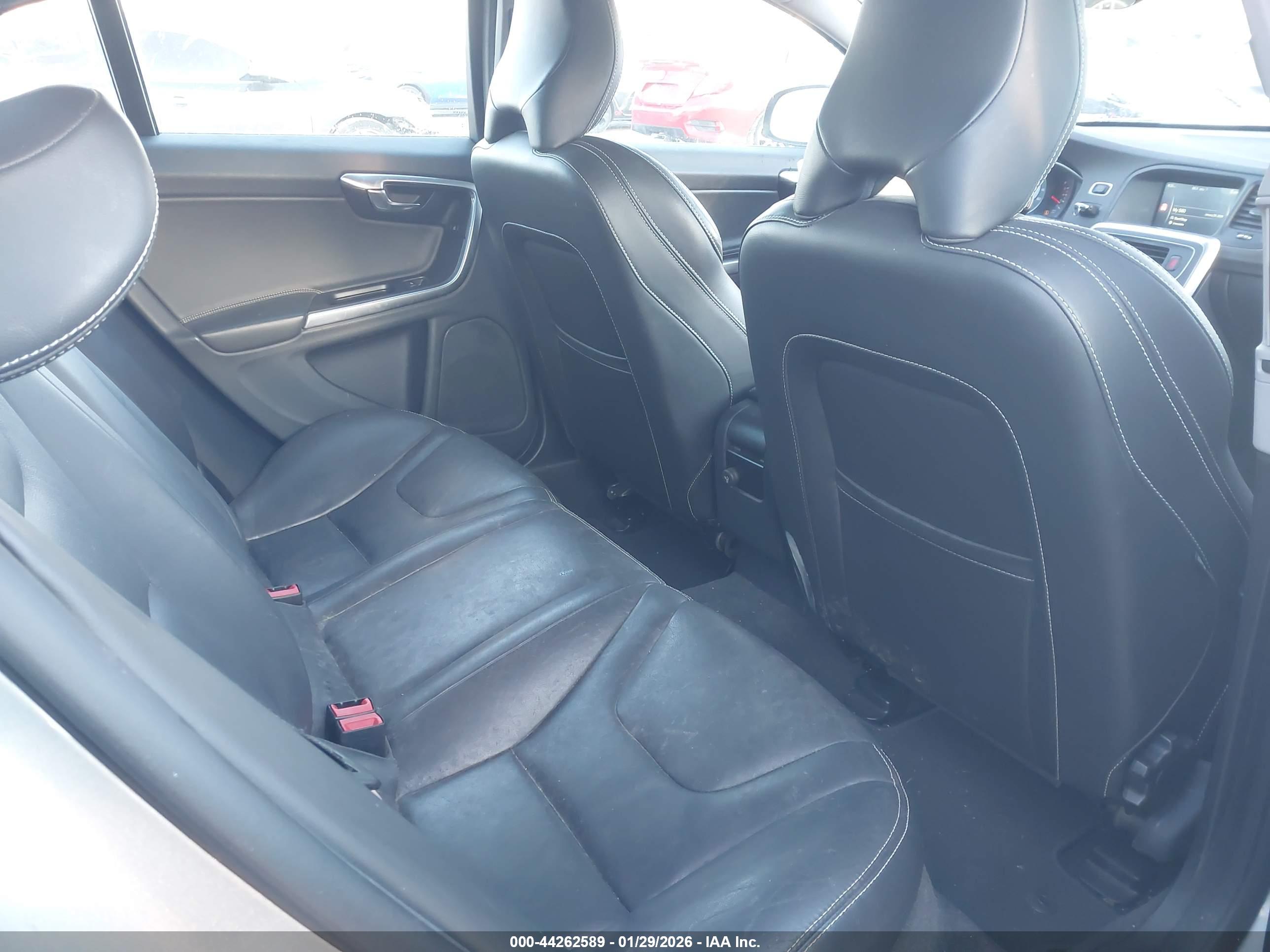 VOLVO S60 image 8