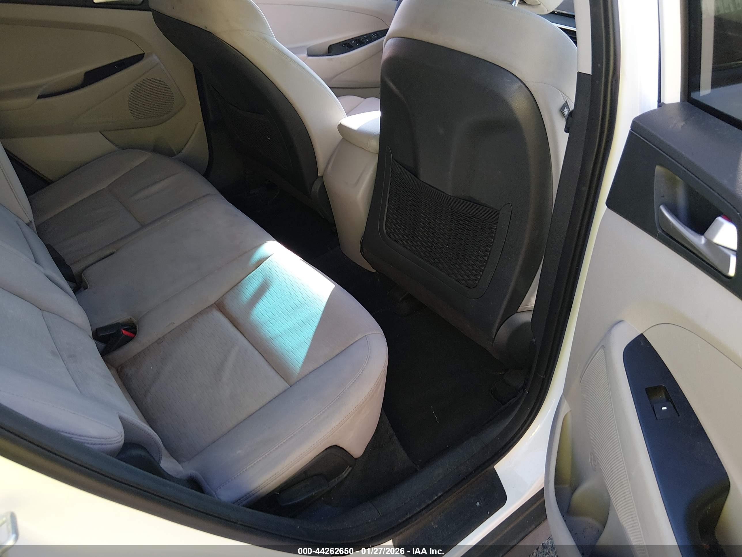 HYUNDAI TUCSON image 8