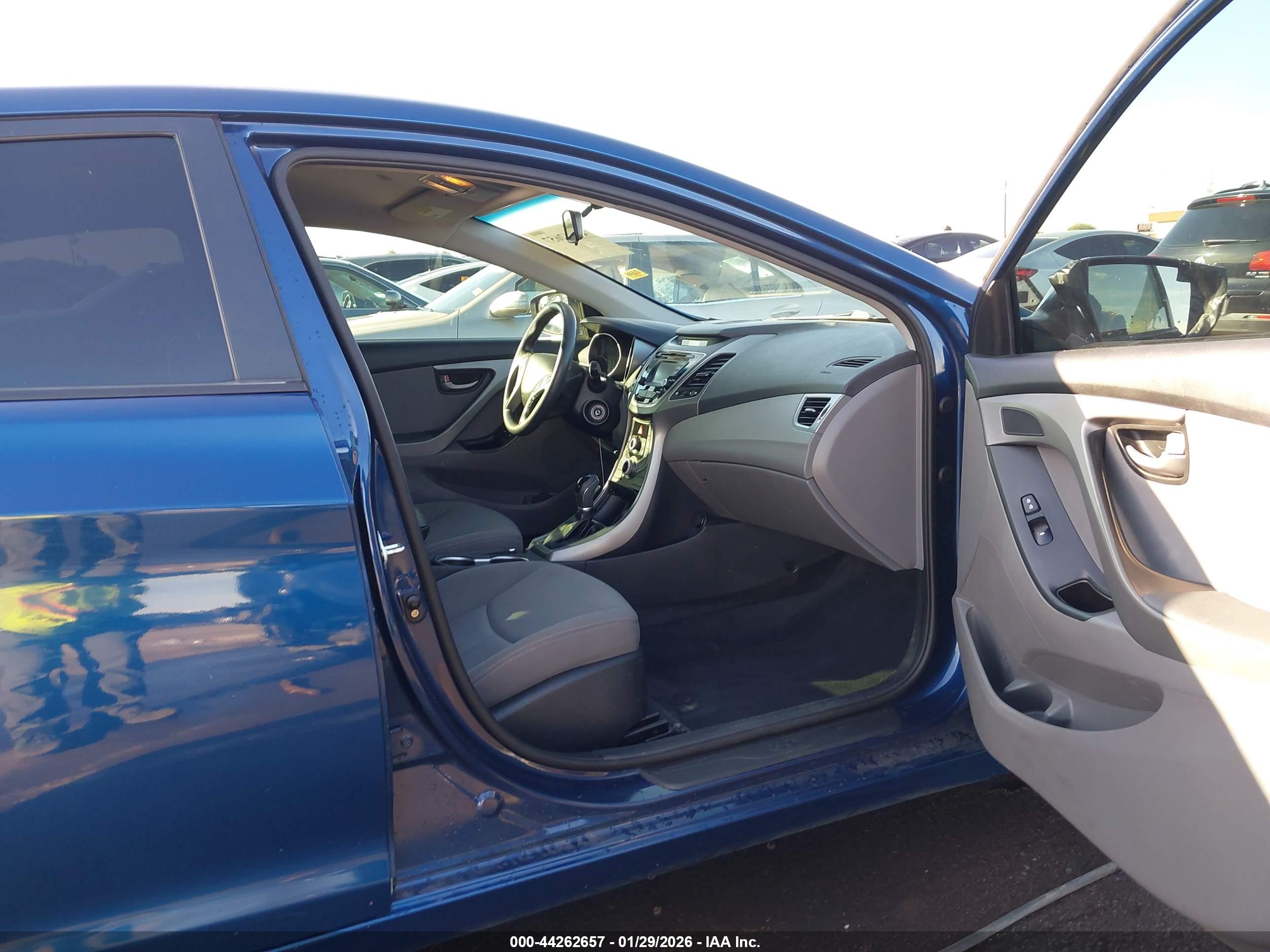 HYUNDAI ELANTRA image 5