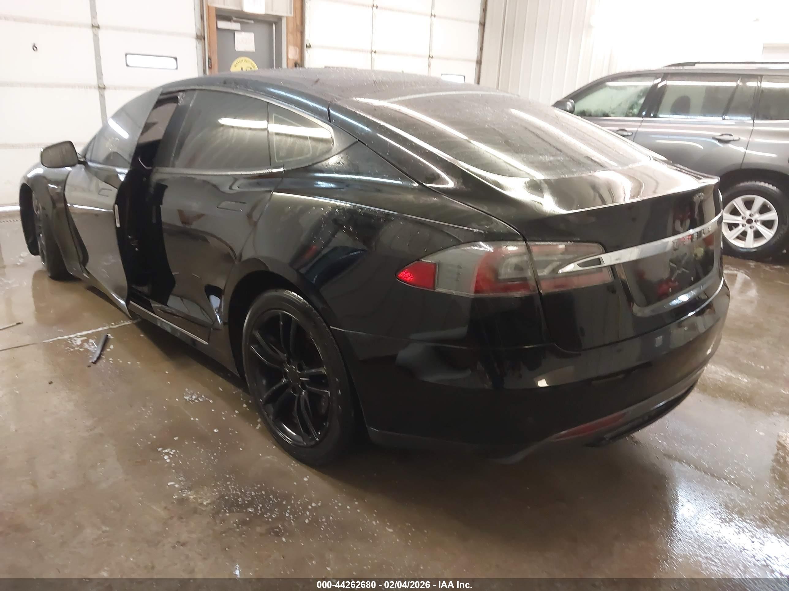 TESLA MODEL image 3