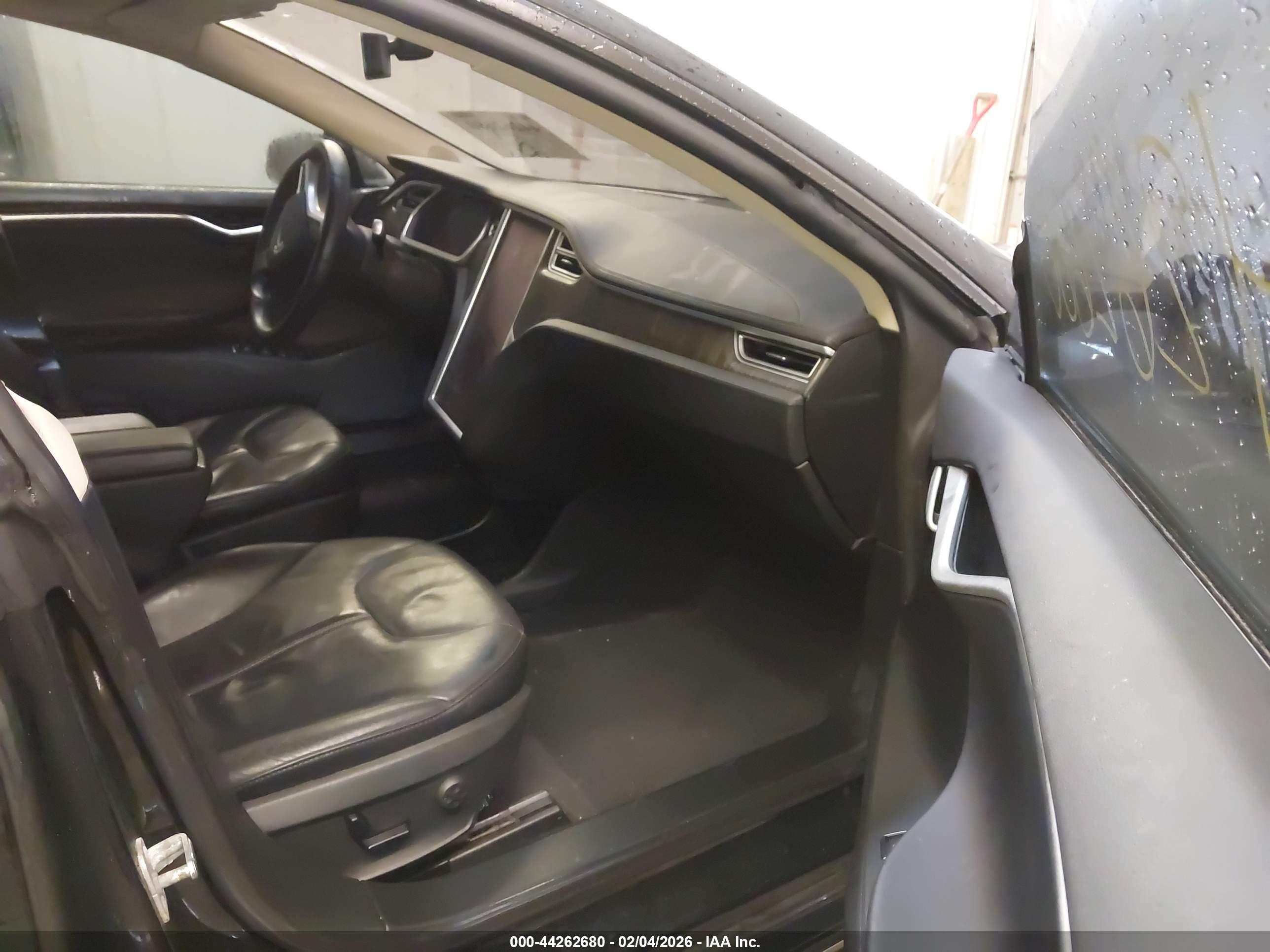 TESLA MODEL image 5