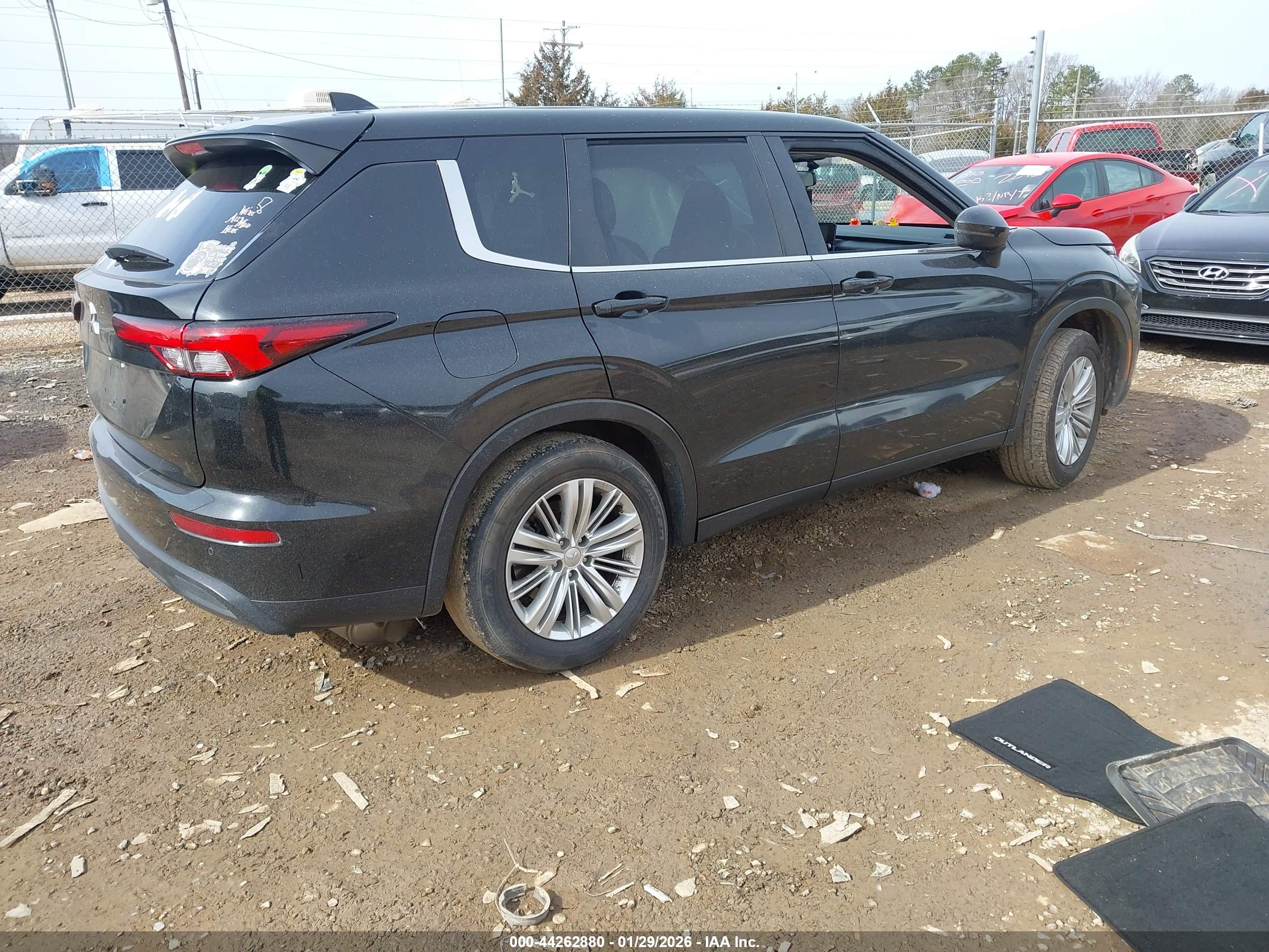 MITSUBISHI OUTLANDER image 4
