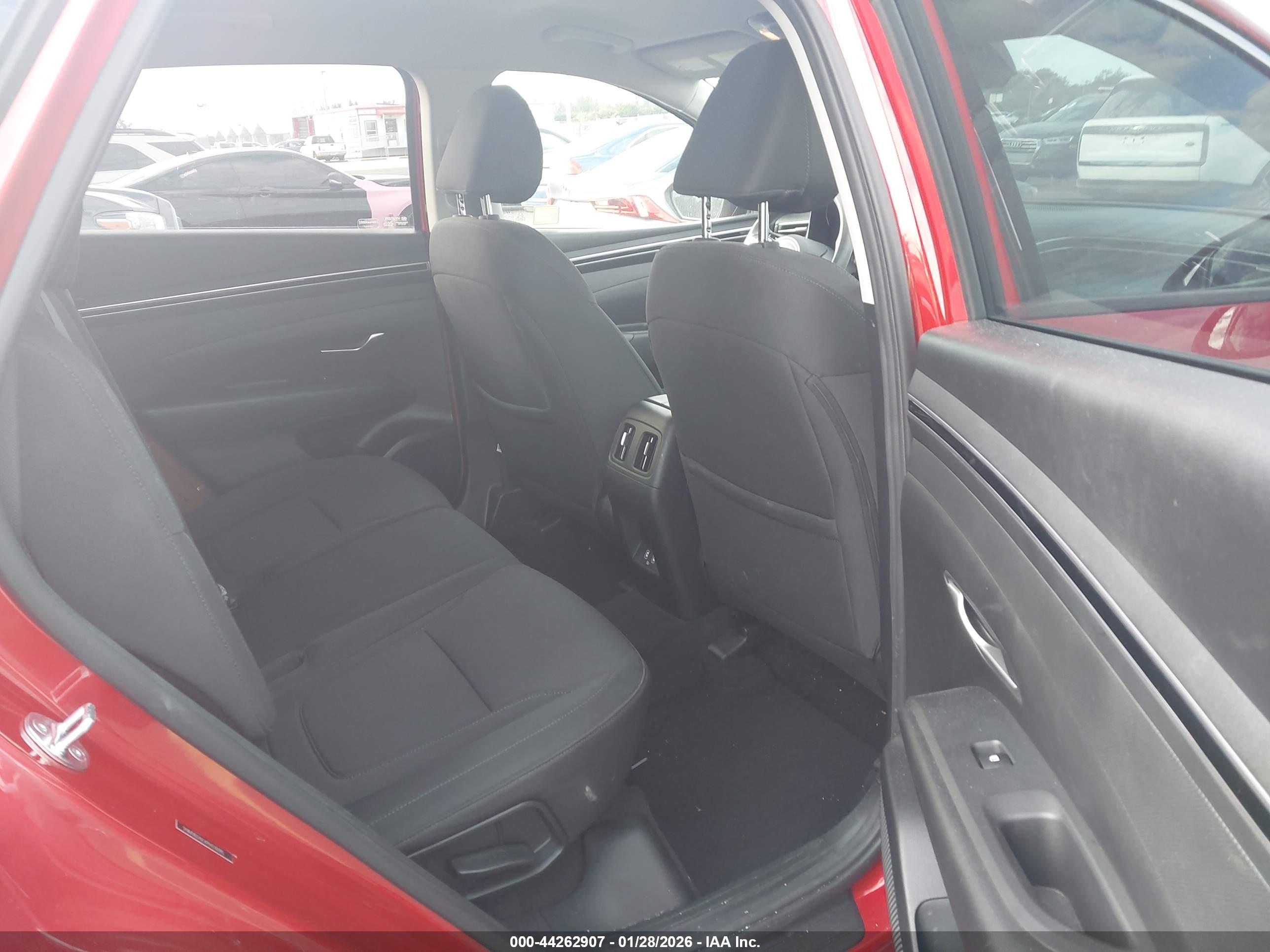 HYUNDAI TUCSON image 8