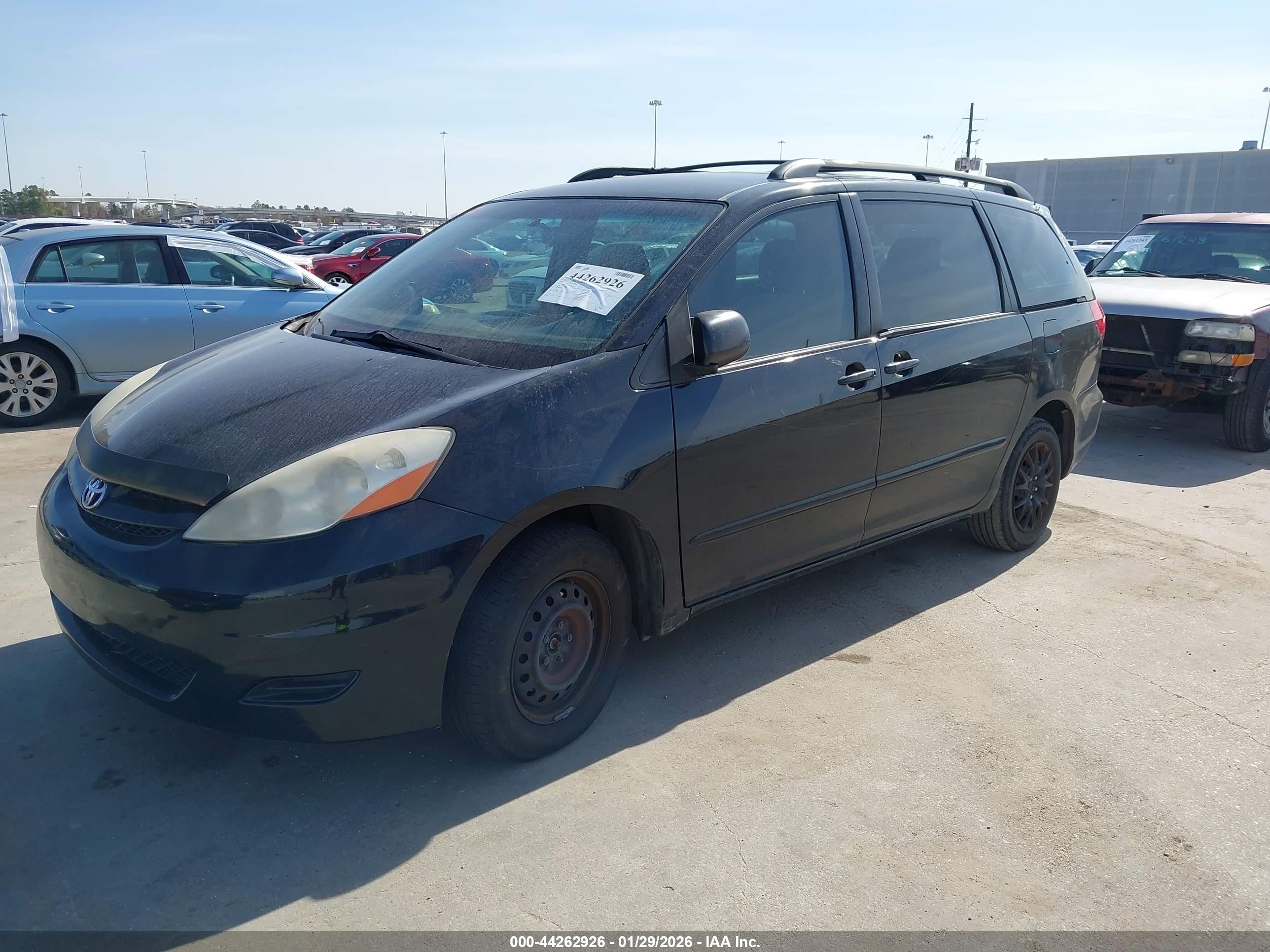 TOYOTA SIENNA image 2