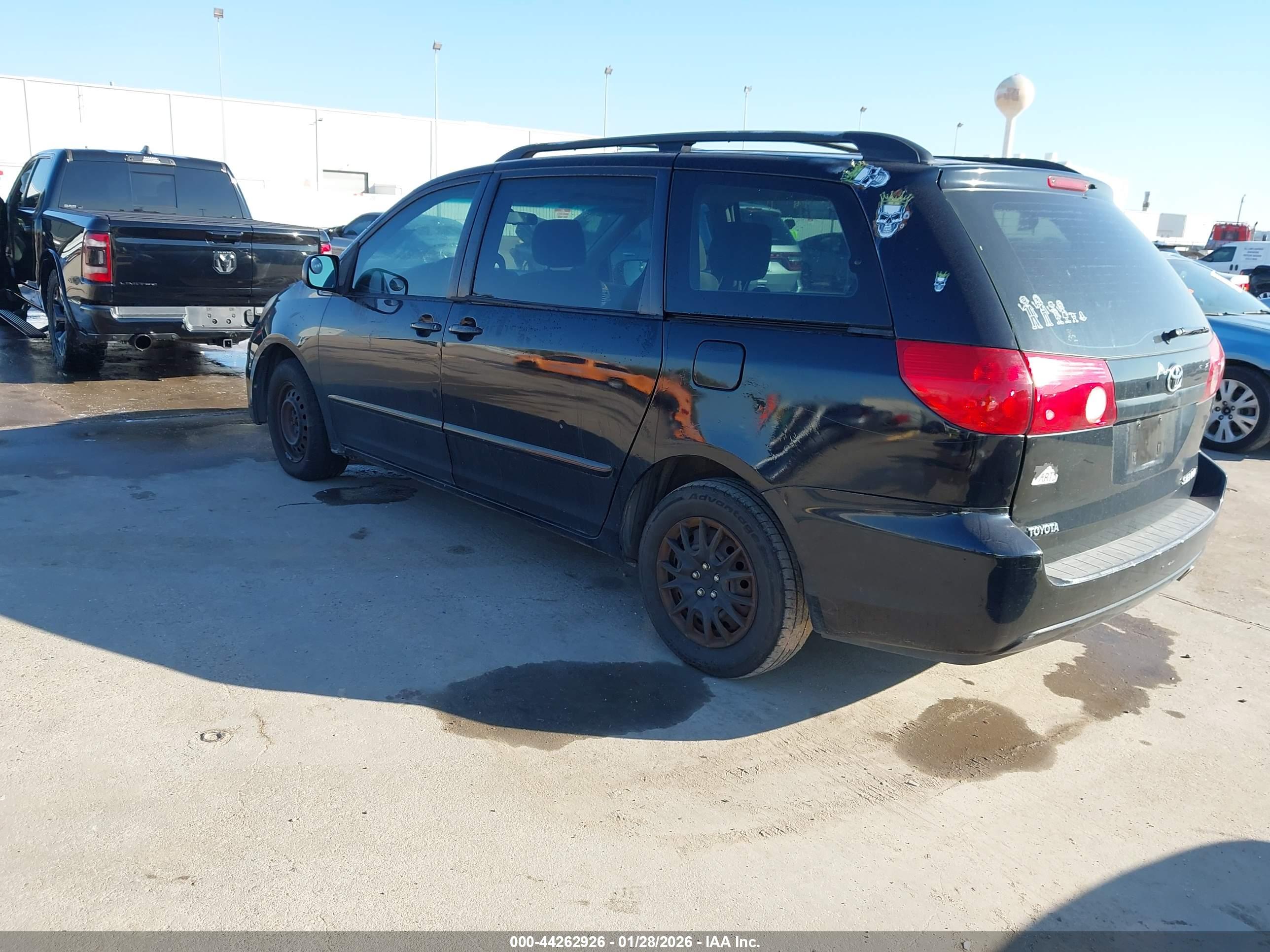 TOYOTA SIENNA image 3