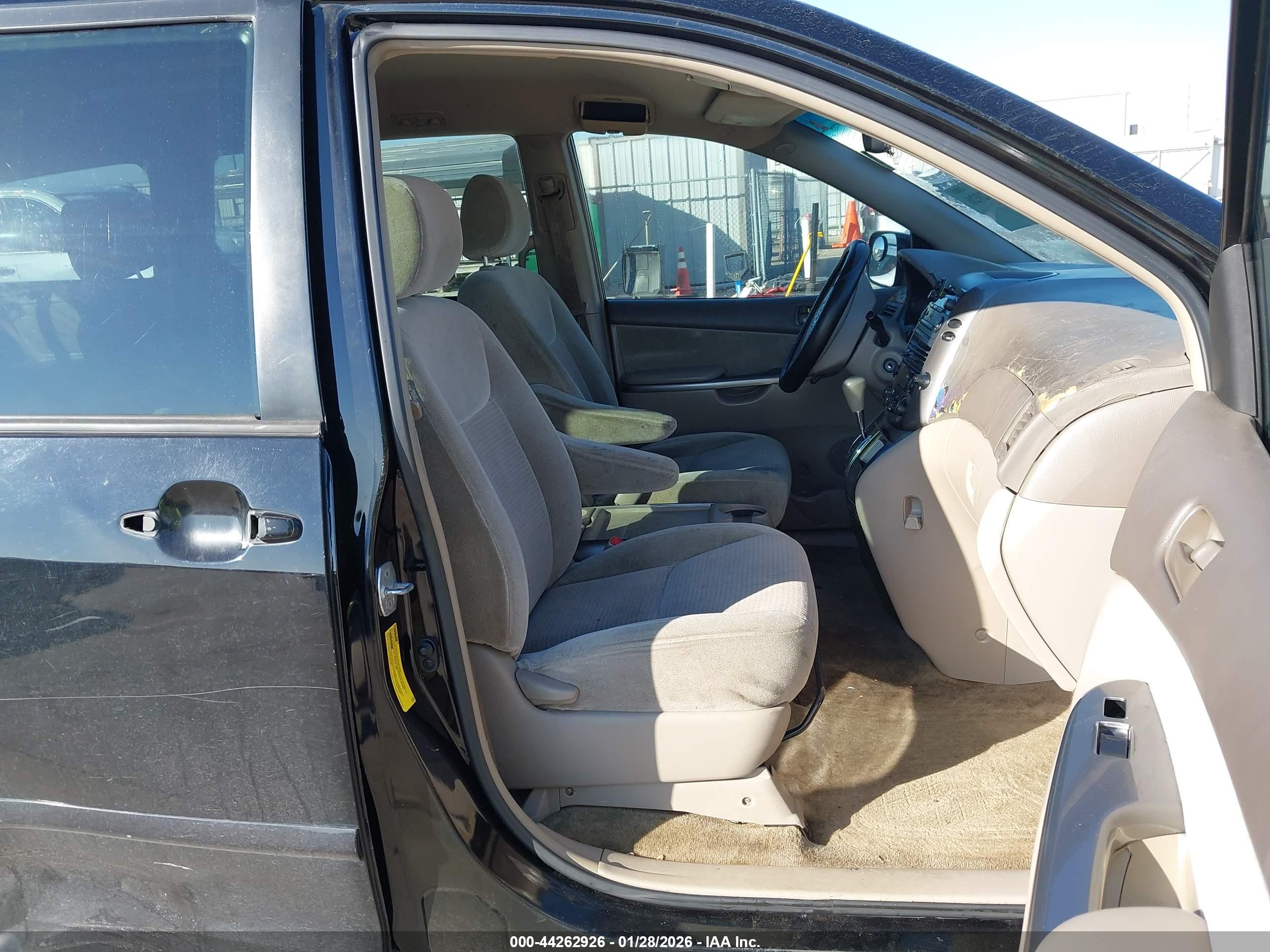 TOYOTA SIENNA image 5