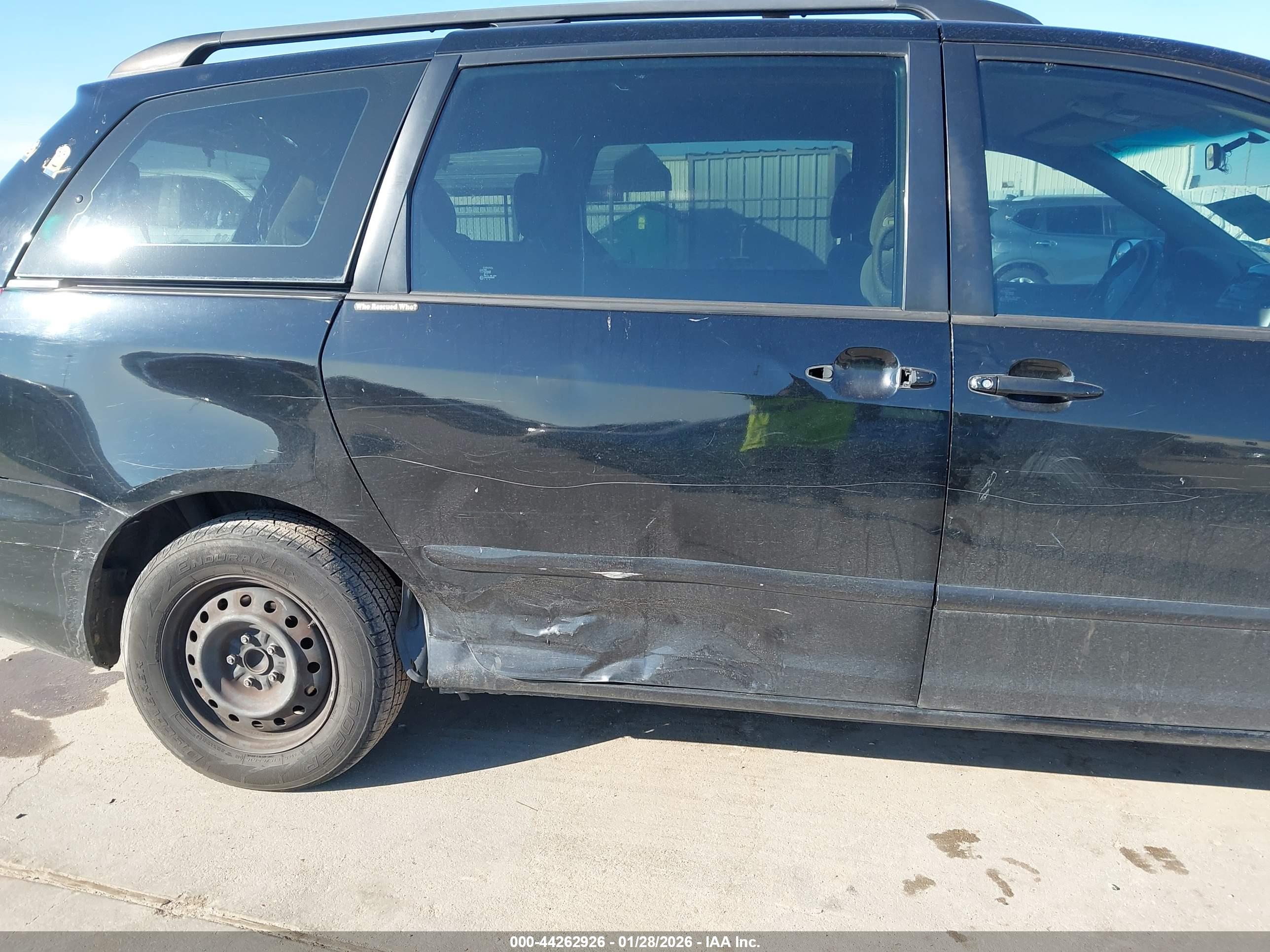 TOYOTA SIENNA image 6