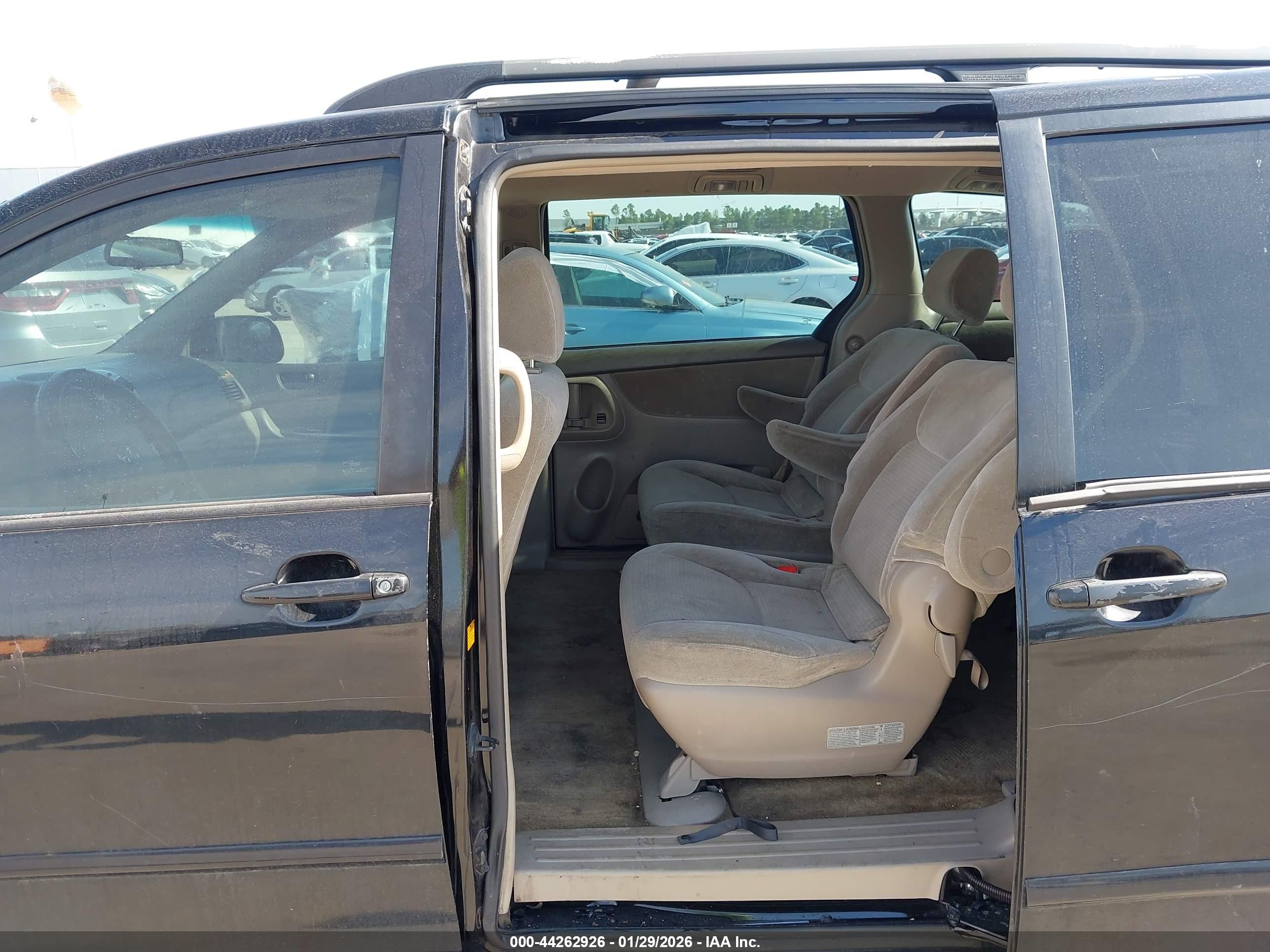 TOYOTA SIENNA image 8