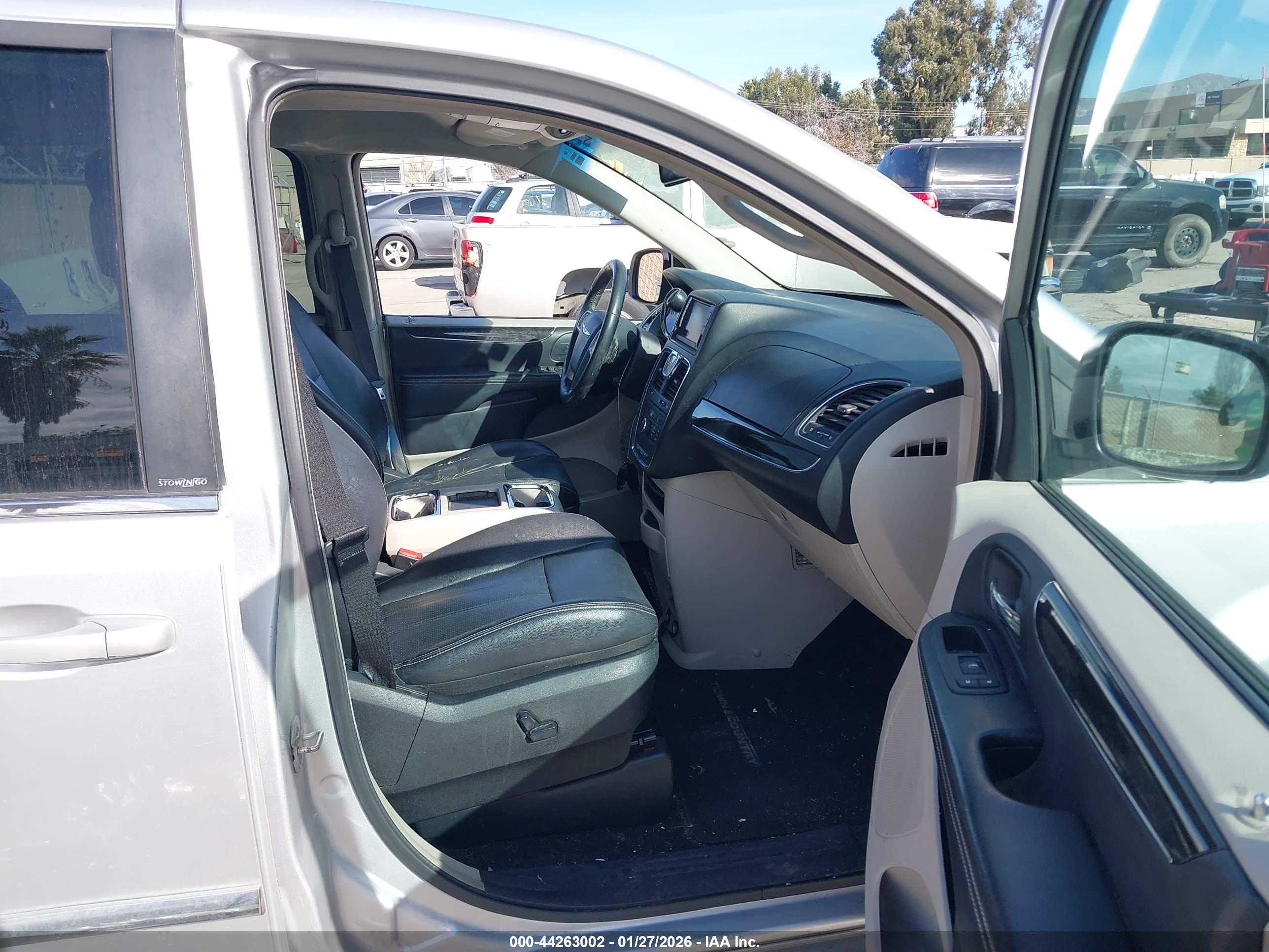 CHRYSLER TOWN image 5