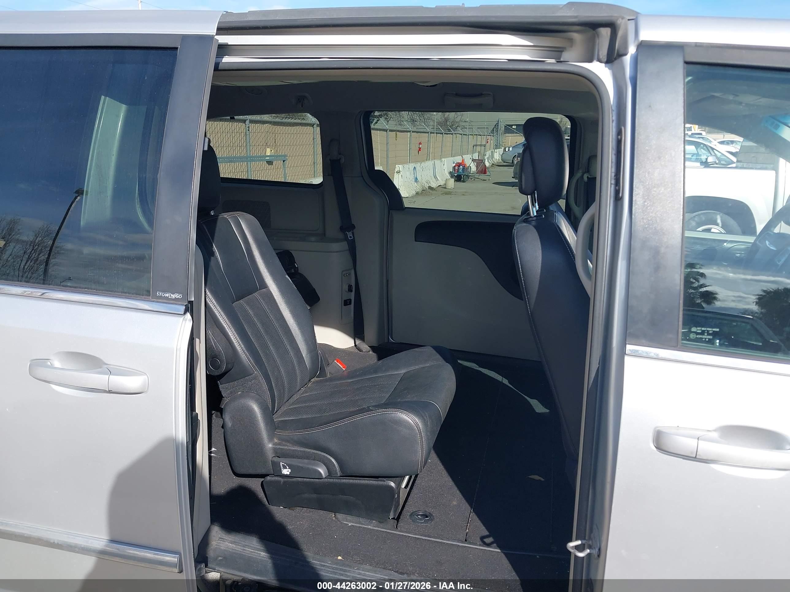 CHRYSLER TOWN image 8