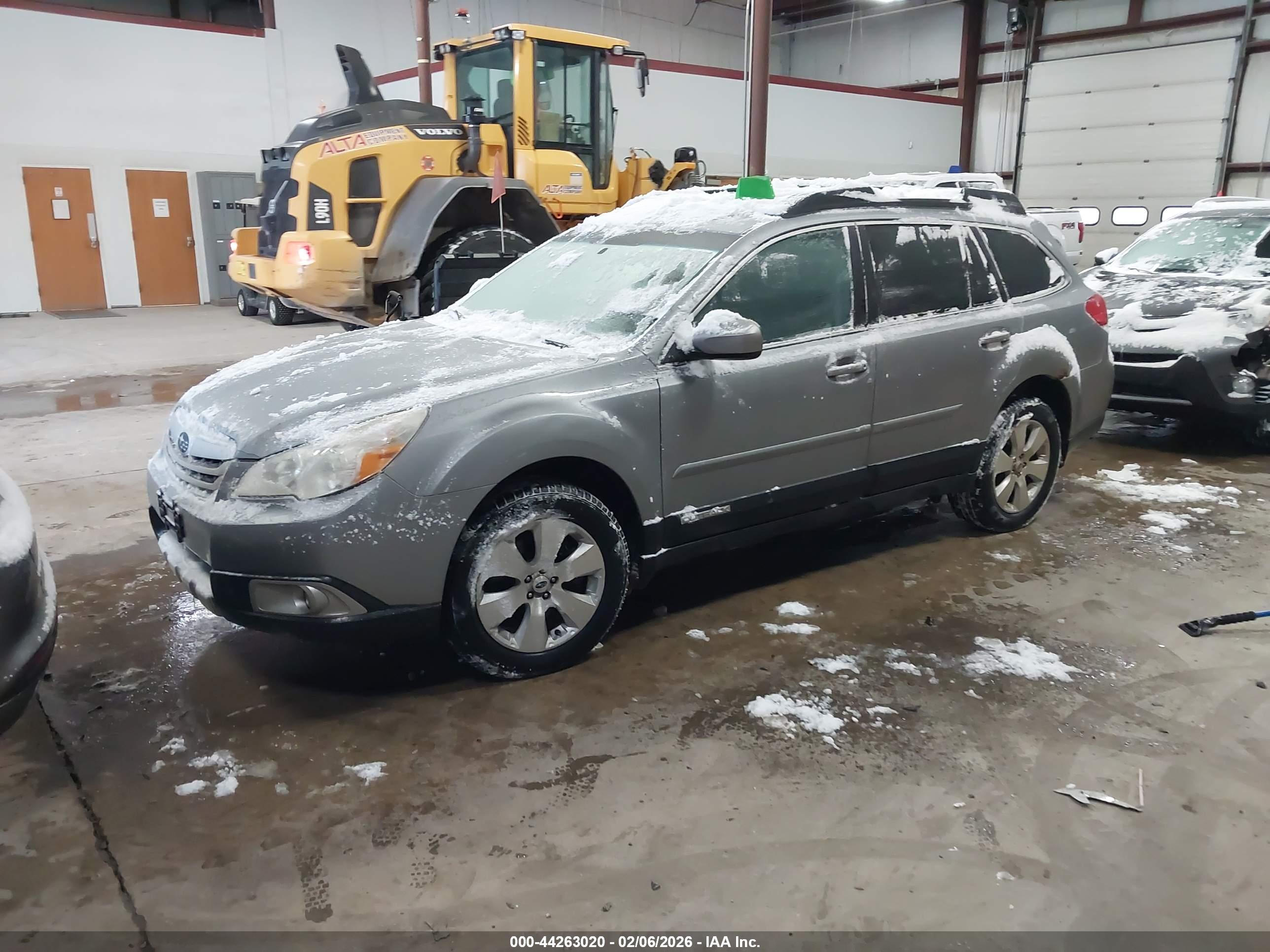 SUBARU OUTBACK image 2