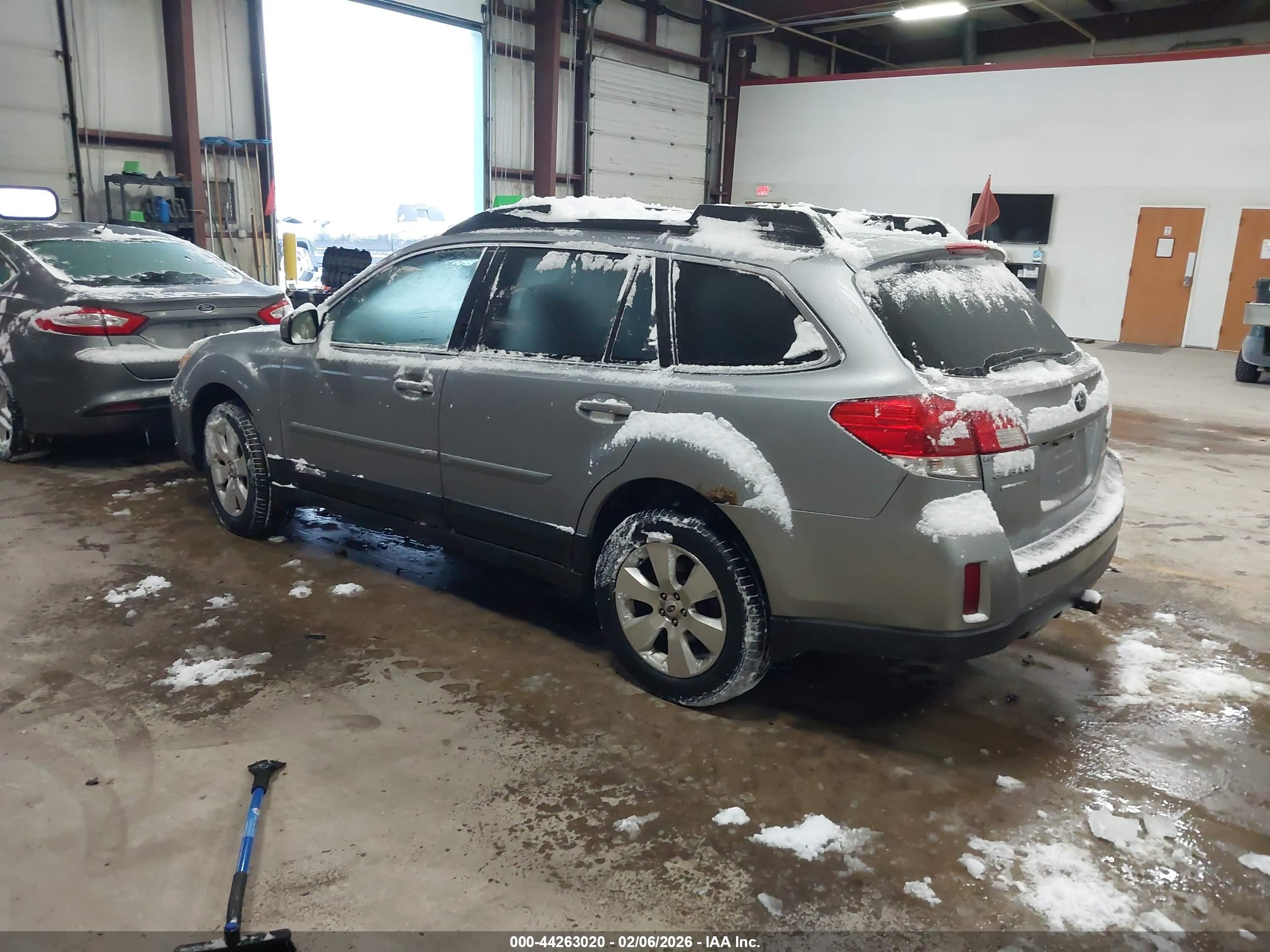 SUBARU OUTBACK image 3