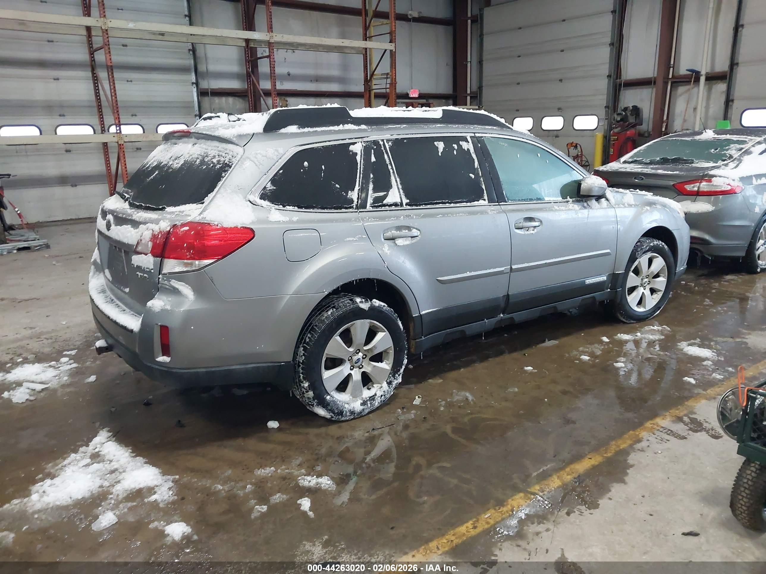 SUBARU OUTBACK image 4