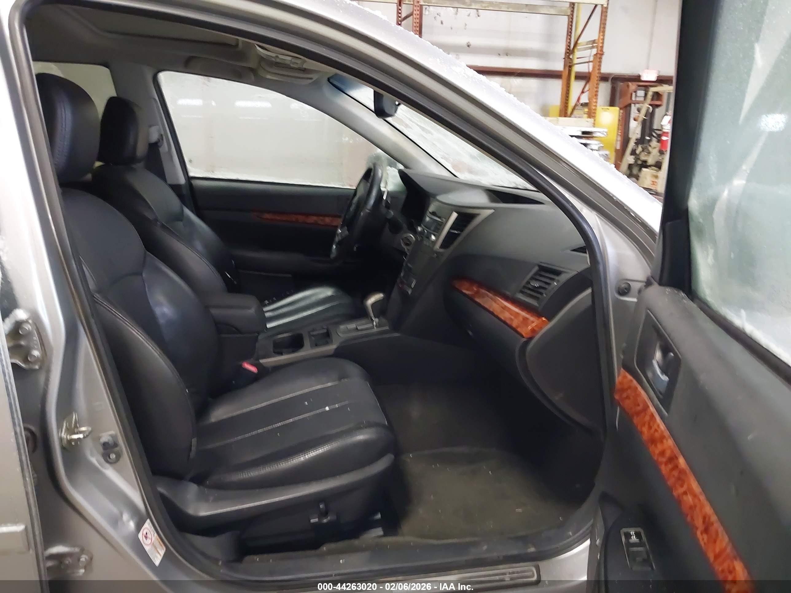 SUBARU OUTBACK image 5