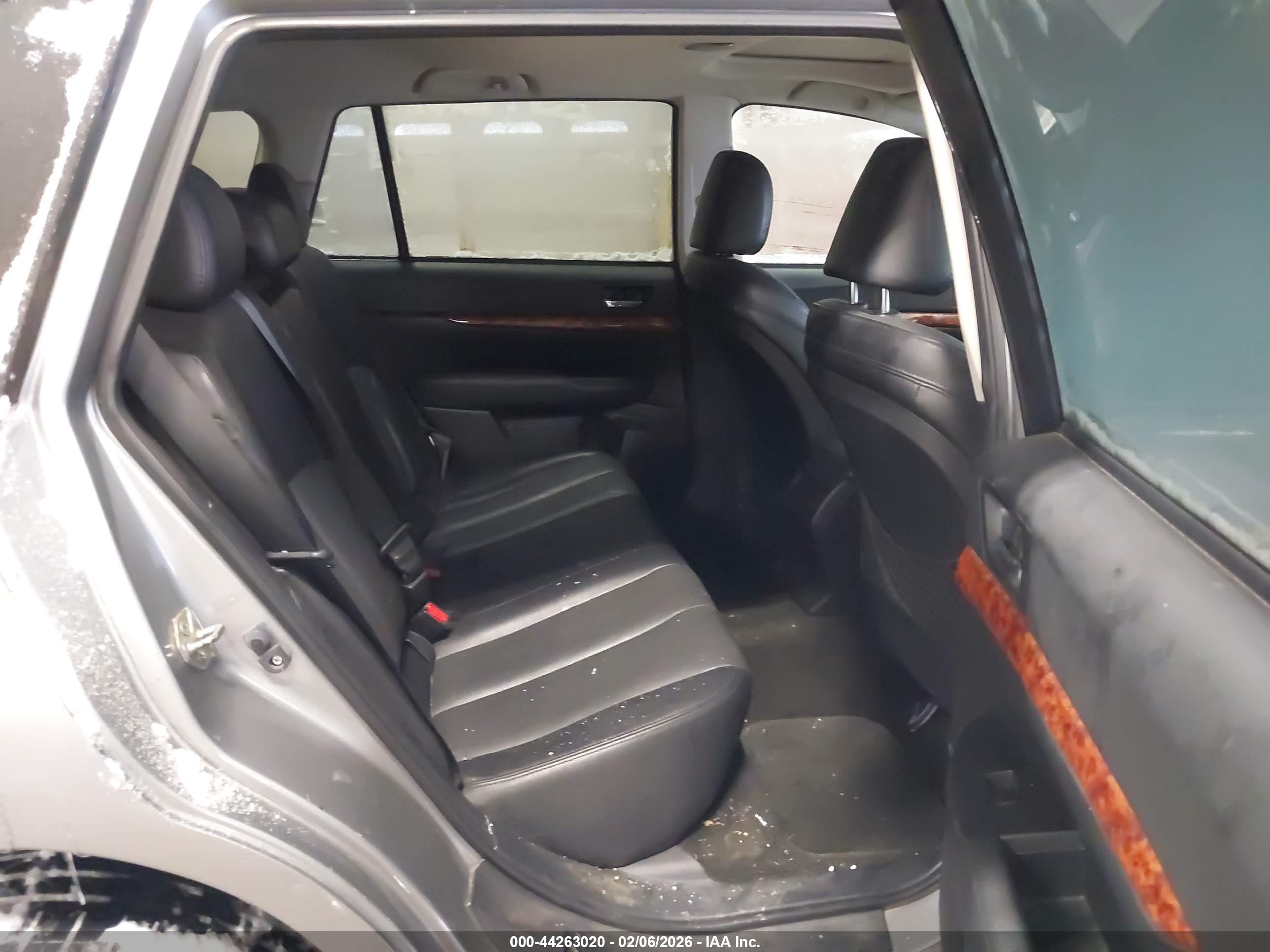 SUBARU OUTBACK image 8