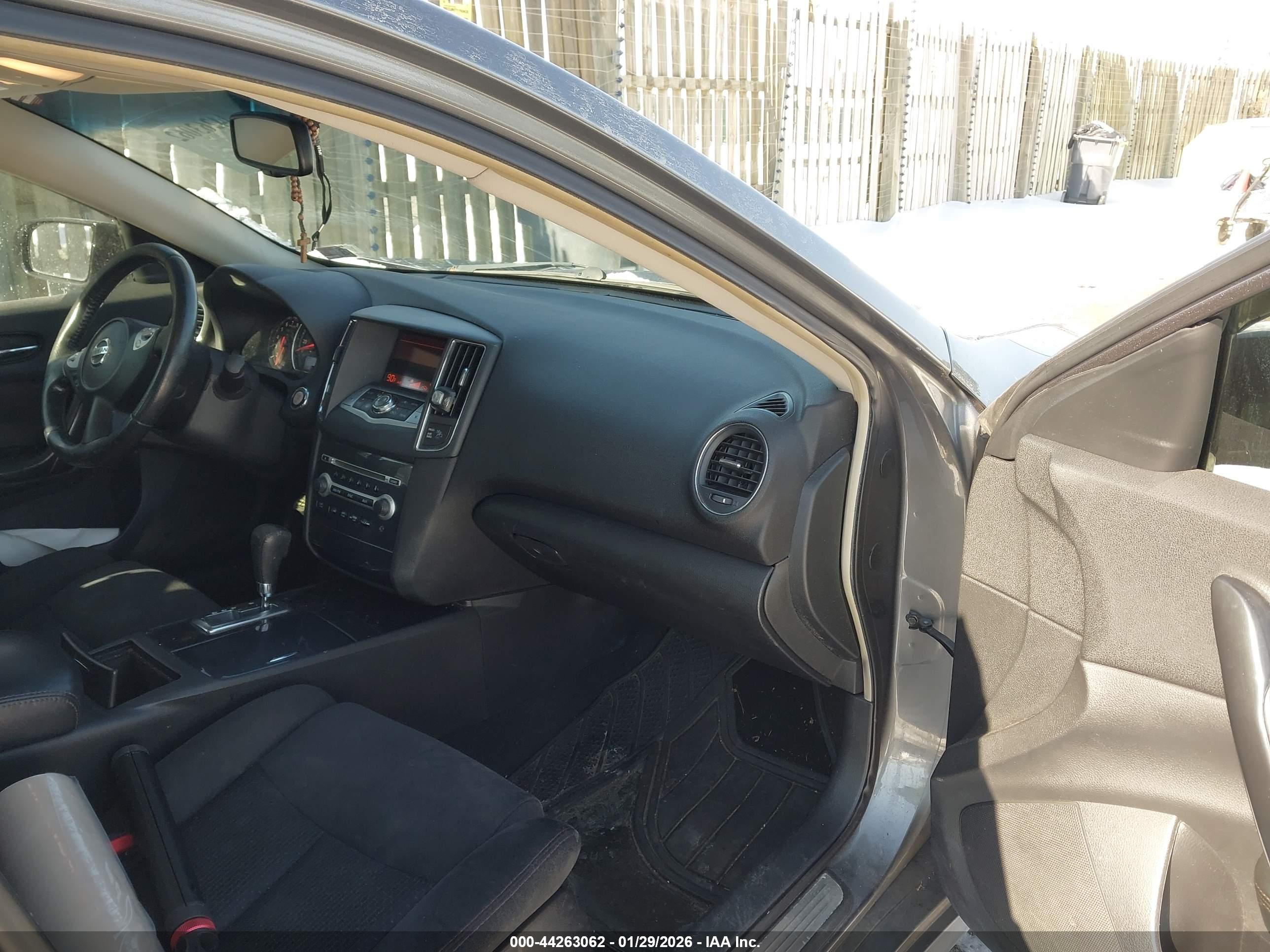 NISSAN MAXIMA image 5