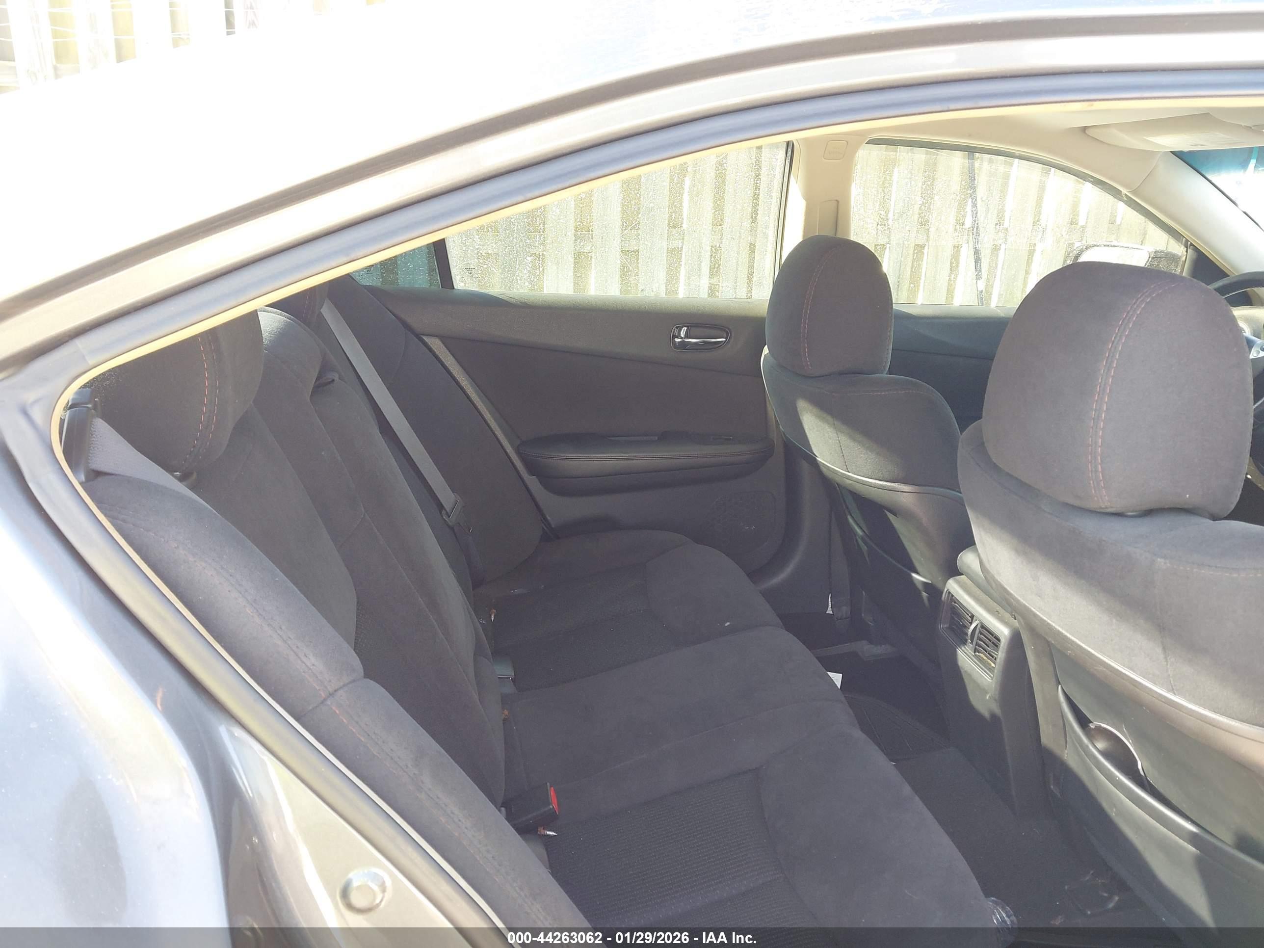 NISSAN MAXIMA image 8
