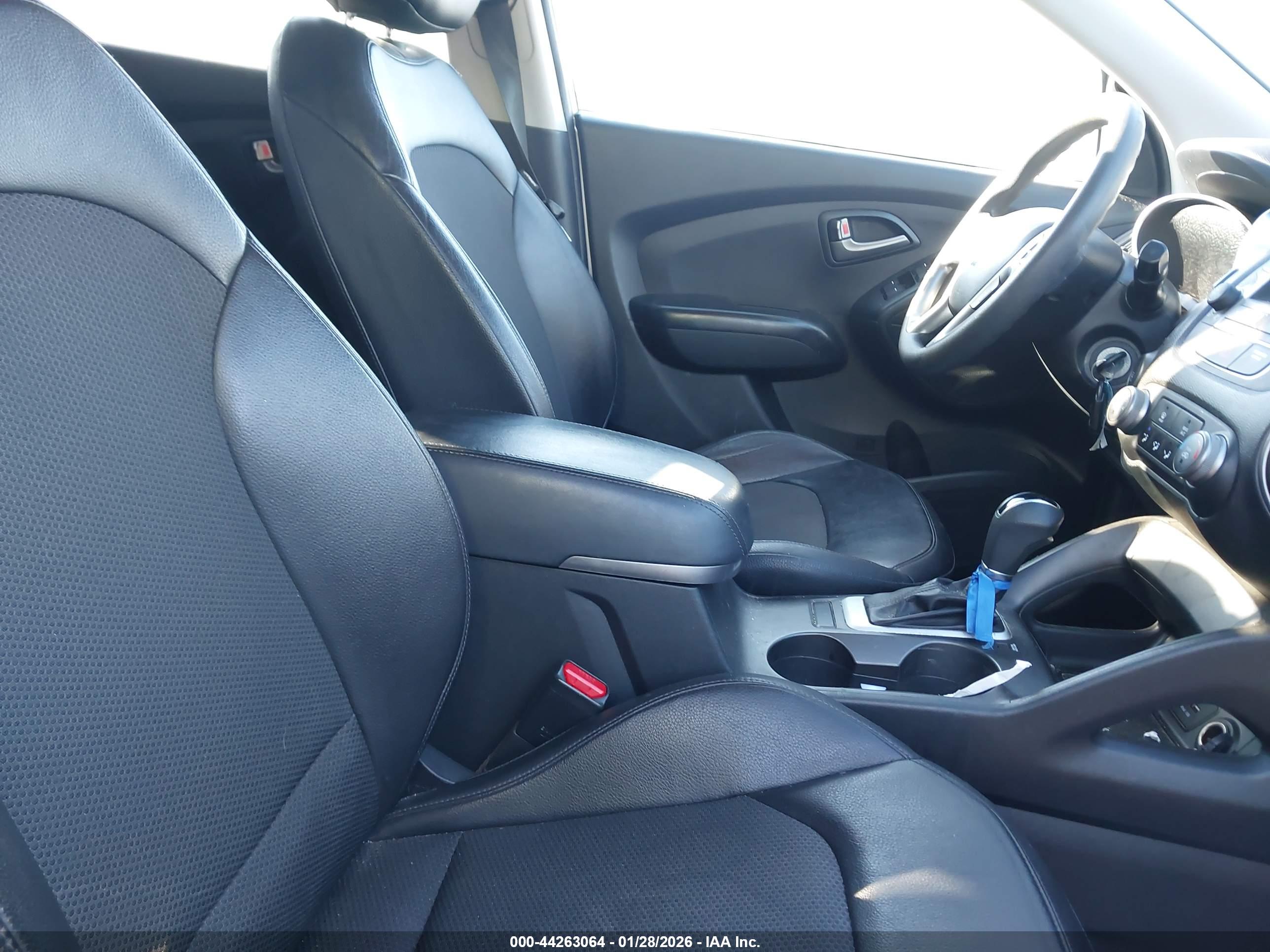 HYUNDAI TUCSON image 5