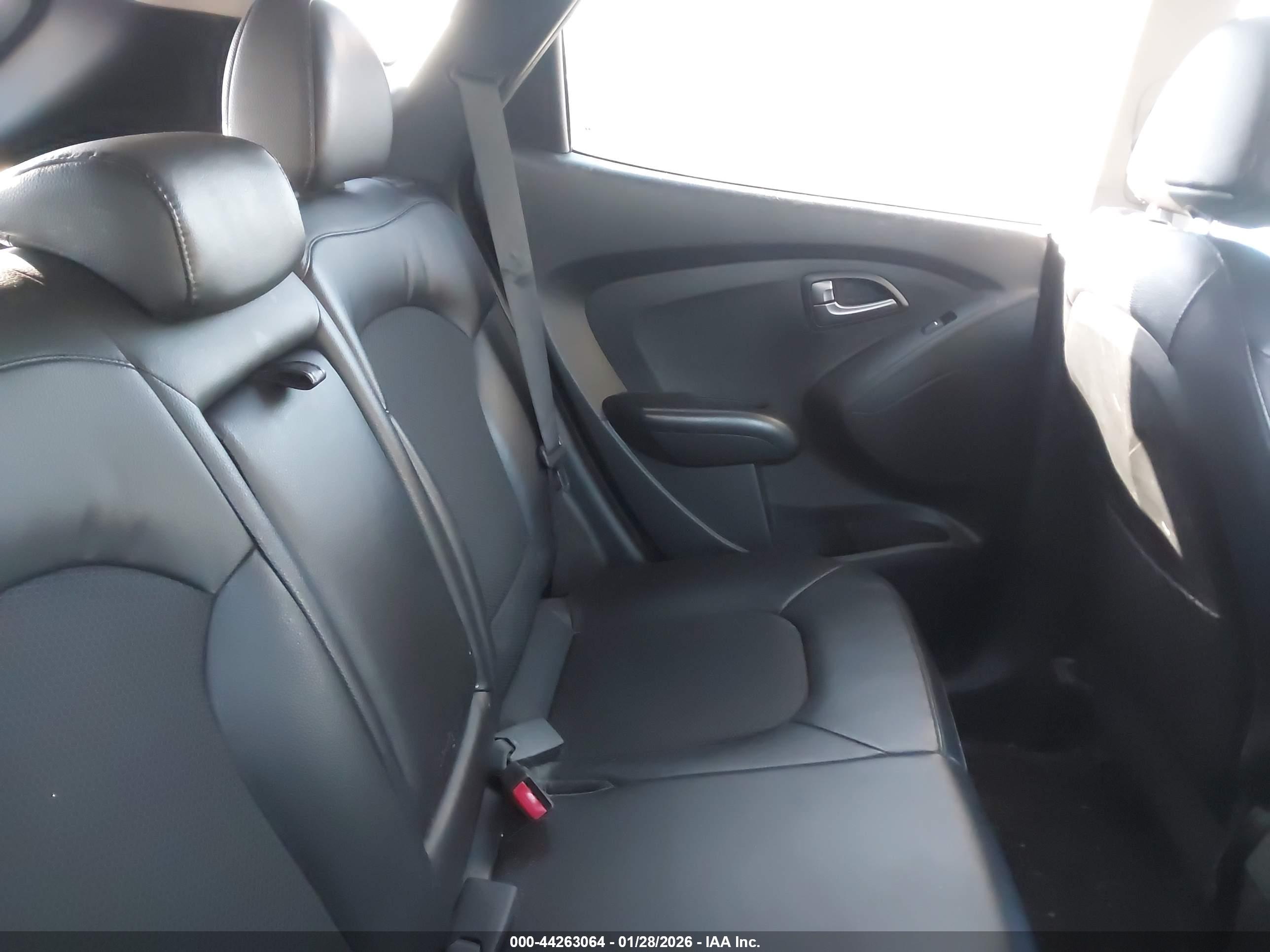 HYUNDAI TUCSON image 8