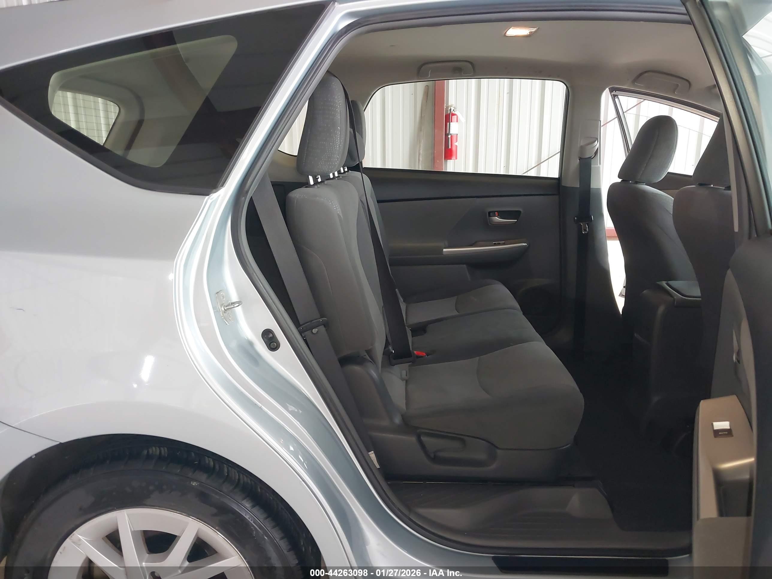 TOYOTA PRIUS image 8
